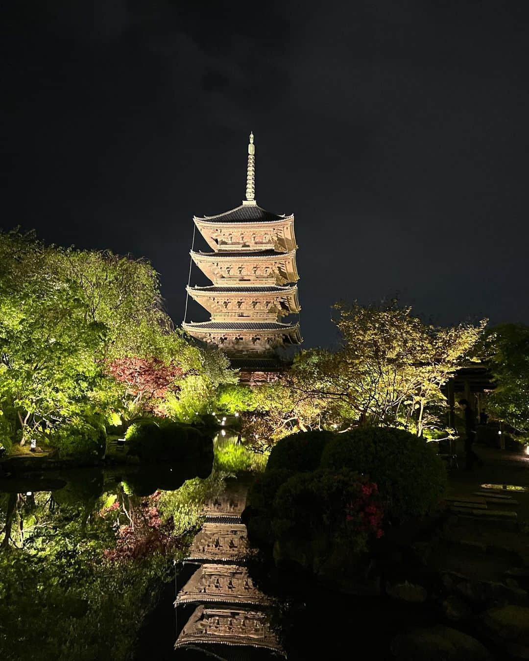 君島みおさんのインスタグラム写真 - (君島みおInstagram)「京都へ行ってきました。 お寺や神社やお城は写真ではお伝えできない大きさ、広さで圧巻でした。 品があって素敵な街✨ また行きたいです。 これからも頑張って生きよう。  #京都#三十三間堂#二条城#東寺#祇園」4月20日 12時42分 - mio.kimijima_