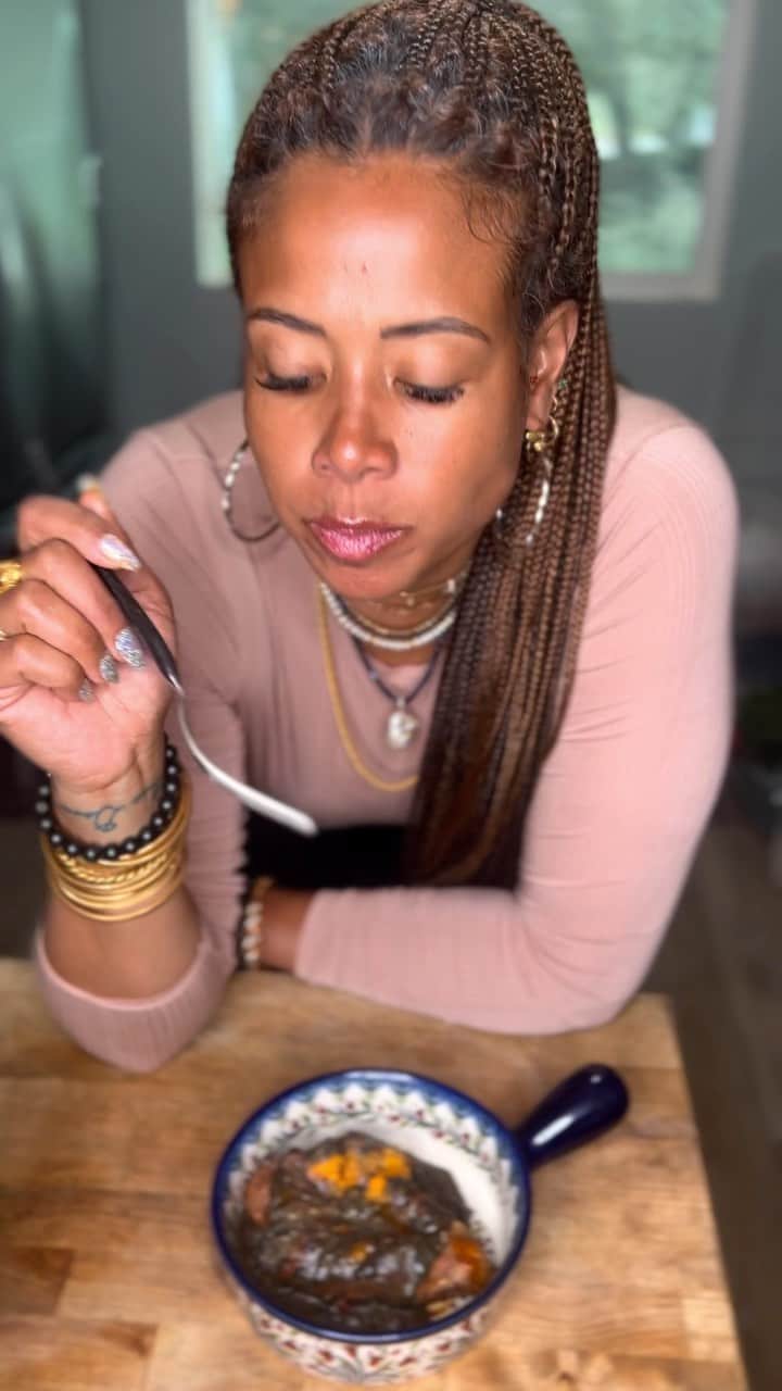 ケリスのインスタグラム：「Just add water ! That’s all you have to do and in minutes you have organic flavorful absolutely delicious black bean soup !!!! Try for yourself , it’s like having me right there in your kitchen for real . Go to bountyandfull.com」