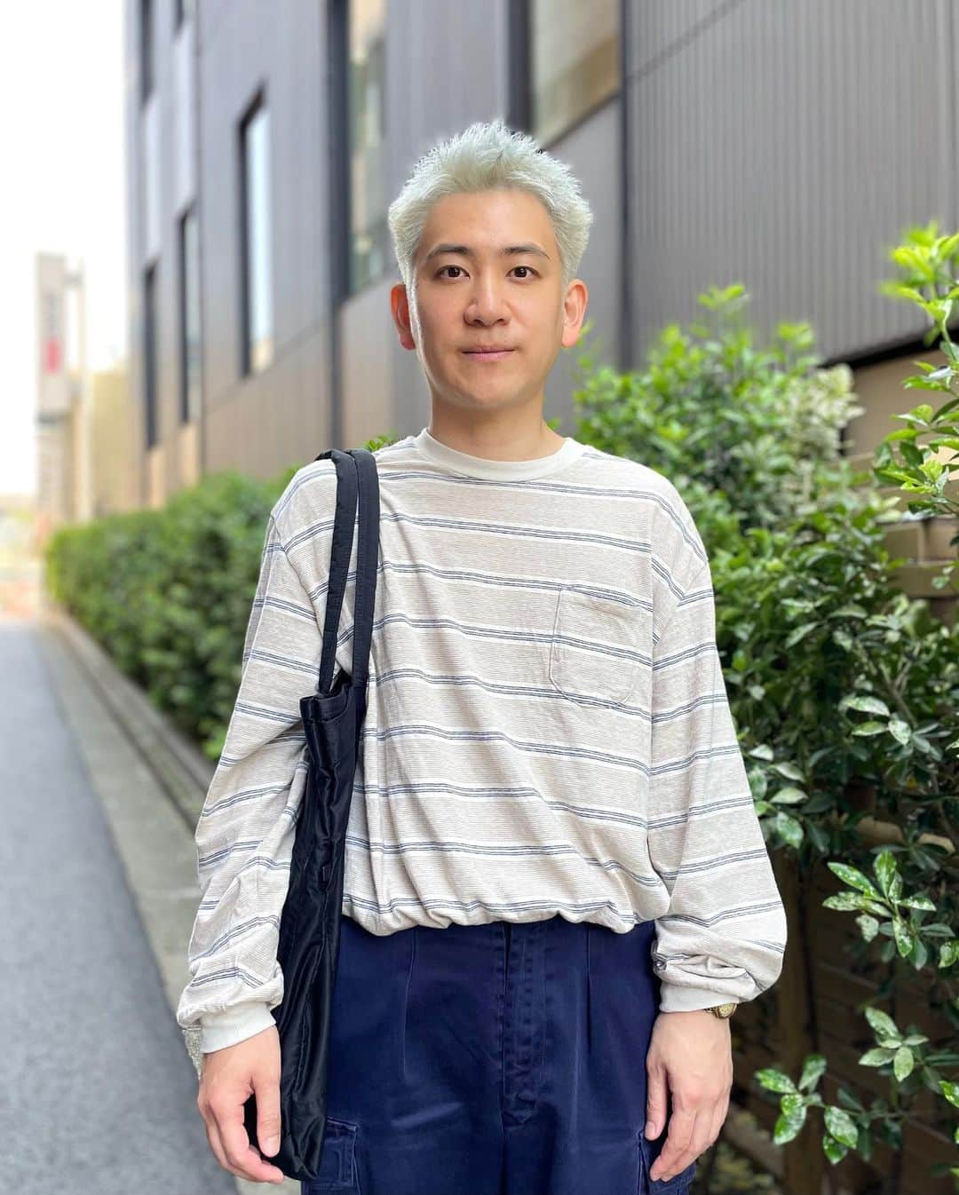 中込悠さんのインスタグラム写真 - (中込悠Instagram)「今日は 『初めて美容院に行ったおじいさん』。  久方ぶりにブリーチばちばちのシルバーかつベリーショートにしました。見ようによってはおじいちゃんだし、おばあちゃんだし、わんぱく系青年。どうでしょう？  tee:#endsandmeans  pants:#royalnavy #前期 #used  shoes:#birkenstock #boston  bag:#porter   #古着  #シルバーグレージュ  #ドンキ  #ootd  #エレガント人生中込  #エレガント人生」4月20日 12時50分 - nakagomeu