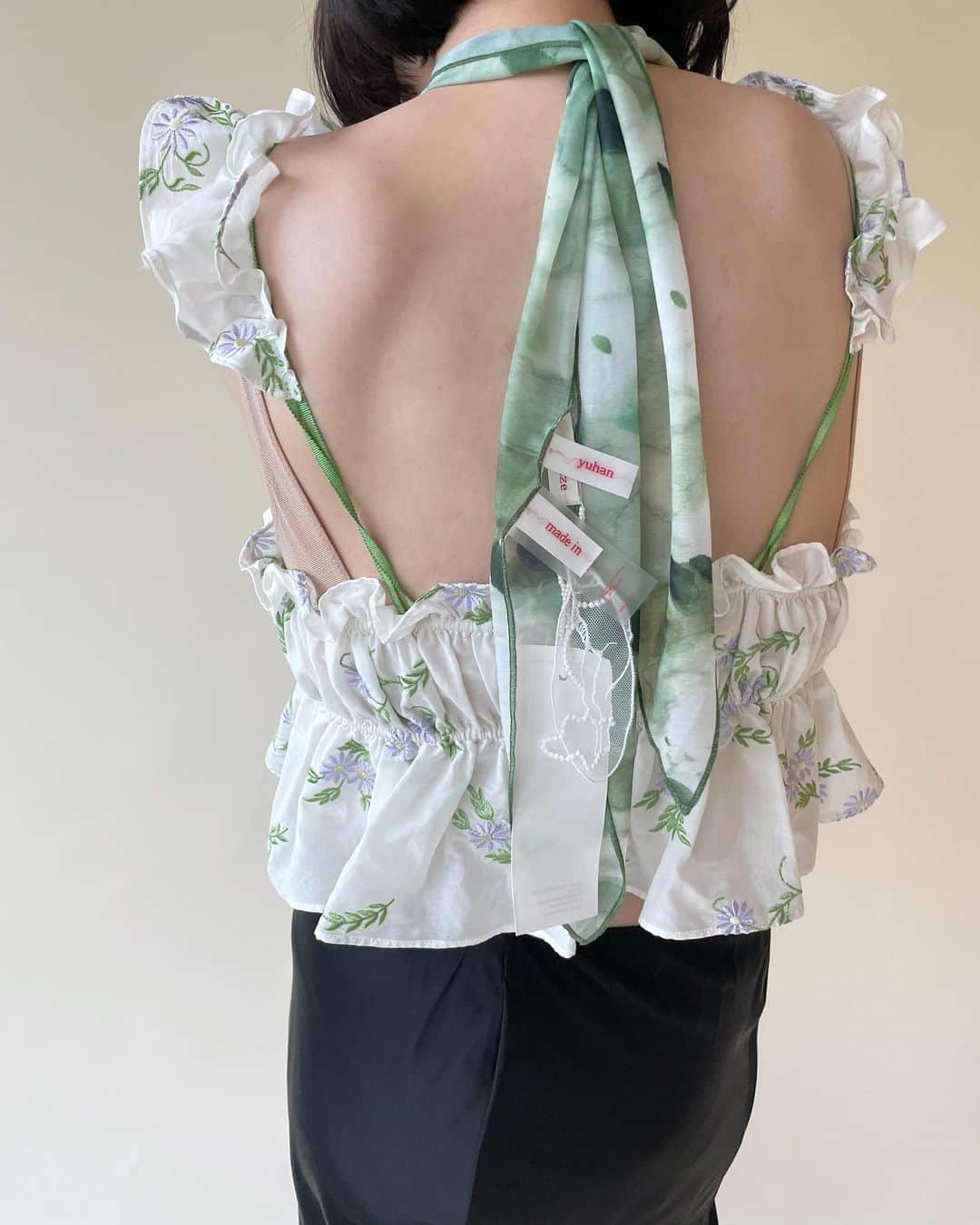 エディットフォールルさんのインスタグラム写真 - (エディットフォールルInstagram)「.  yuhan wang 23ss collection🤍 @yuhanwangyuhan   4.22 new arrival ♡  ・embroideried daisy top	¥60,000+tax  ・floral printed scarf	¥14,000 +tax  .」4月20日 12時52分 - editforlulu_official