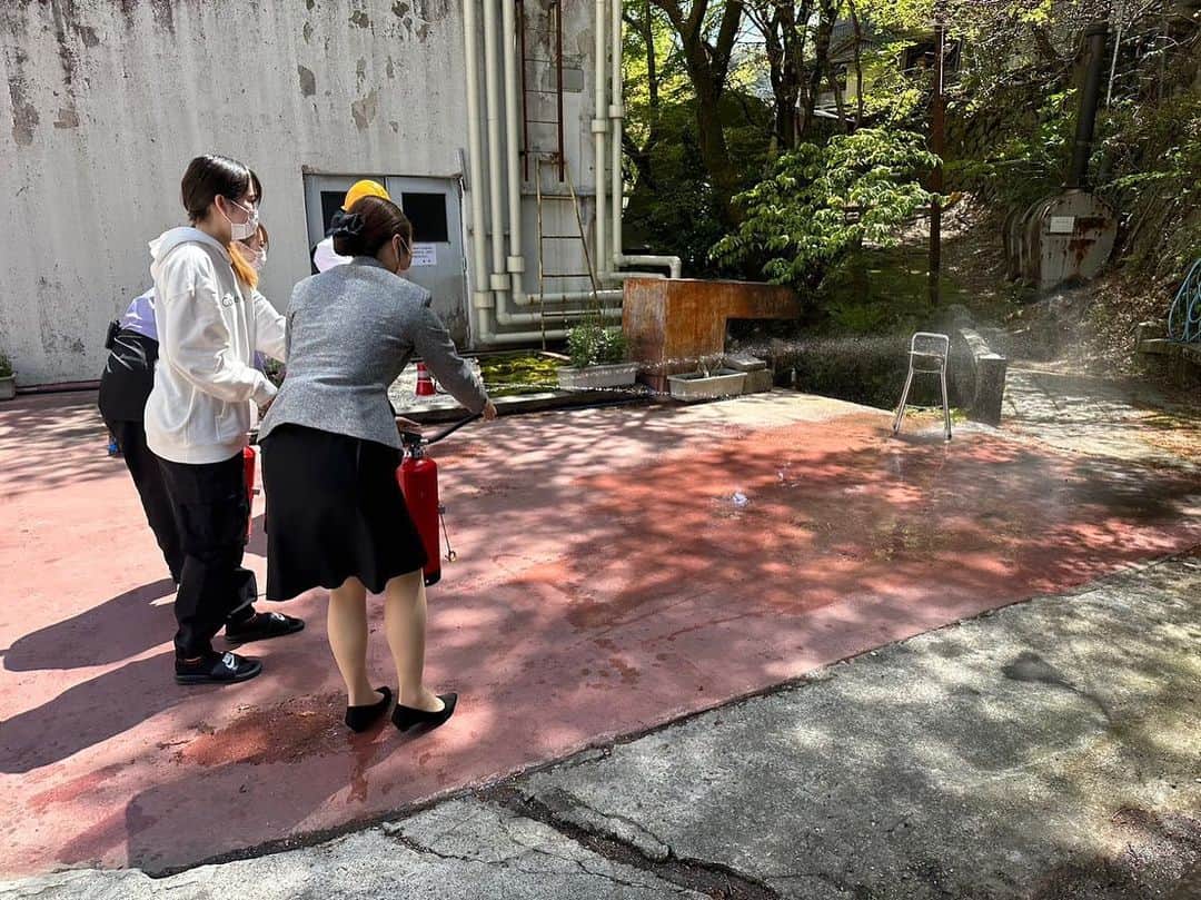 湯の山温泉 寿亭|Ryokan KOTOBUKITEIさんのインスタグラム写真 - (湯の山温泉 寿亭|Ryokan KOTOBUKITEIInstagram)「こんにちは✨ 先日、旅館寿亭では休館日に館内の清掃や消防訓練を行いました。  実際に起きては欲しくありませんがもしもの時の為に、直ぐに安心安全にお客様をご誘導出来るようにと訓練を行いました。  本日からも多くのお客様をお迎えし安心してお過ごしいただけますようにスタッフ一同、心よりお待ち申し上げます。  #旅館寿亭 #寿亭 #湯の山温泉」4月20日 12時56分 - kotobukitei_ryokan