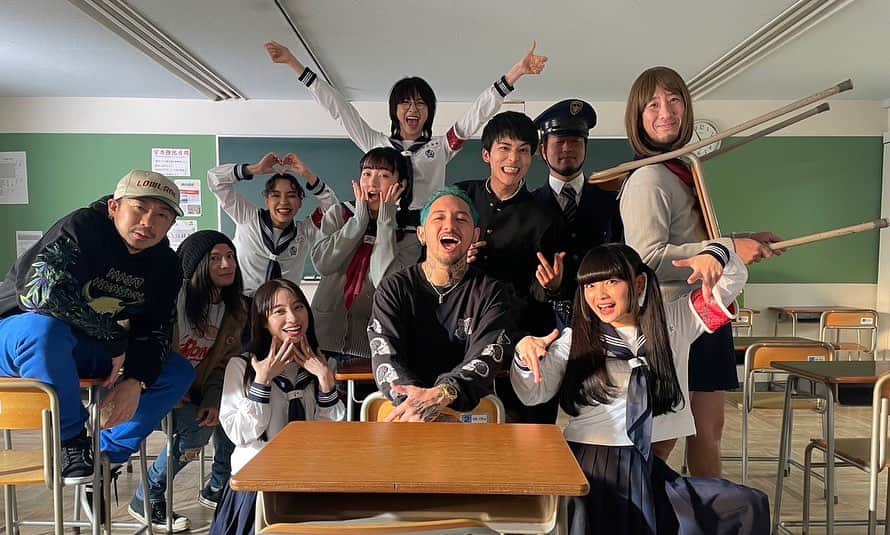 新しい学校のリーダーズさんのインスタグラム写真 - (新しい学校のリーダーズInstagram)「The BONEZ @the____bonez  「Love song」 Music Video 我々友情出演しております🔥🔥🏫❤️‍🔥 Check it out!!!  ありがとうございました⚡️⚡️⚡️ #thebonez#新しい学校のリーダーズ」4月20日 12時58分 - japan_leaders