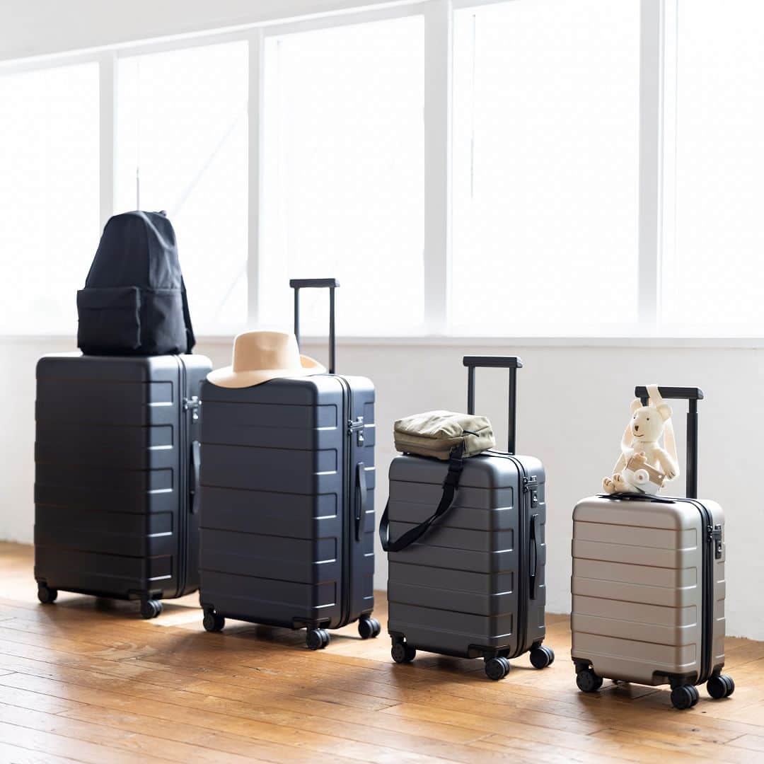無印良品さんのインスタグラム写真 - (無印良品Instagram)「旅のお供、キャリーケースやバッグの選び方 - 楽しい旅に欠かせない、キャリーケースやバッグ。 荷物の量や運び方を考えて、旅行のスタイルに合ったサイズを選びましょう。  ▼短期間の旅行に 2～3泊の小旅行は、荷物を厳選してコンパクトに。 20L・36Lのキャリーケースなら、小回りがききやすいので移動の負担が少なく、飛行機にも手荷物として持ち込めます。  もっと身軽な旅行には、両手が空くリュックサックに荷物を詰めて、旅先でもアクティブに。 『肩の負担を軽くする 撥水 リュックサック』の背中面には、キャリーバーに取り付けられるベルトがついているので、キャリーケースとの併用にも便利です。  ▼長期間の旅行に 海外旅行や1週間近い大きな旅行では、旅先で荷物が増える前提で荷づくりを。 75L・105Lの大容量キャリーケースなら約1週間分の衣類が入り、余裕のあるパッキングができます。  スクエア型の『肩の負担を軽くする 撥水 上から開くリュックサック』は、デッドスペースができにくいのでたくさんの荷物を詰められます。 すぐに取り出したい小物はサコッシュに。ショルダーを外せば、リュックサックの中を整理するポーチにもなります。  必要な荷物とわくわくを詰め込んで、楽しく快適な旅を。 - #無印良品 #MUJI #旅行 #キャリーケース #キャリーバッグ #リュックサック #リュック」4月20日 13時00分 - muji_global