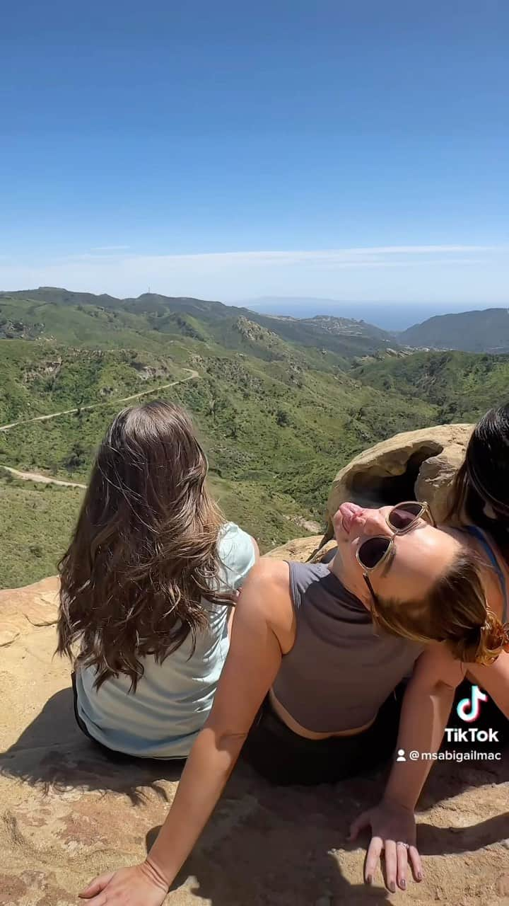 Abigail Macのインスタグラム：「Just me and my ladies. Best view ever 👏🏼👏🏼👏🏼 @thejellyfilledgirls #hikingadventures #topangacanyon #hike」