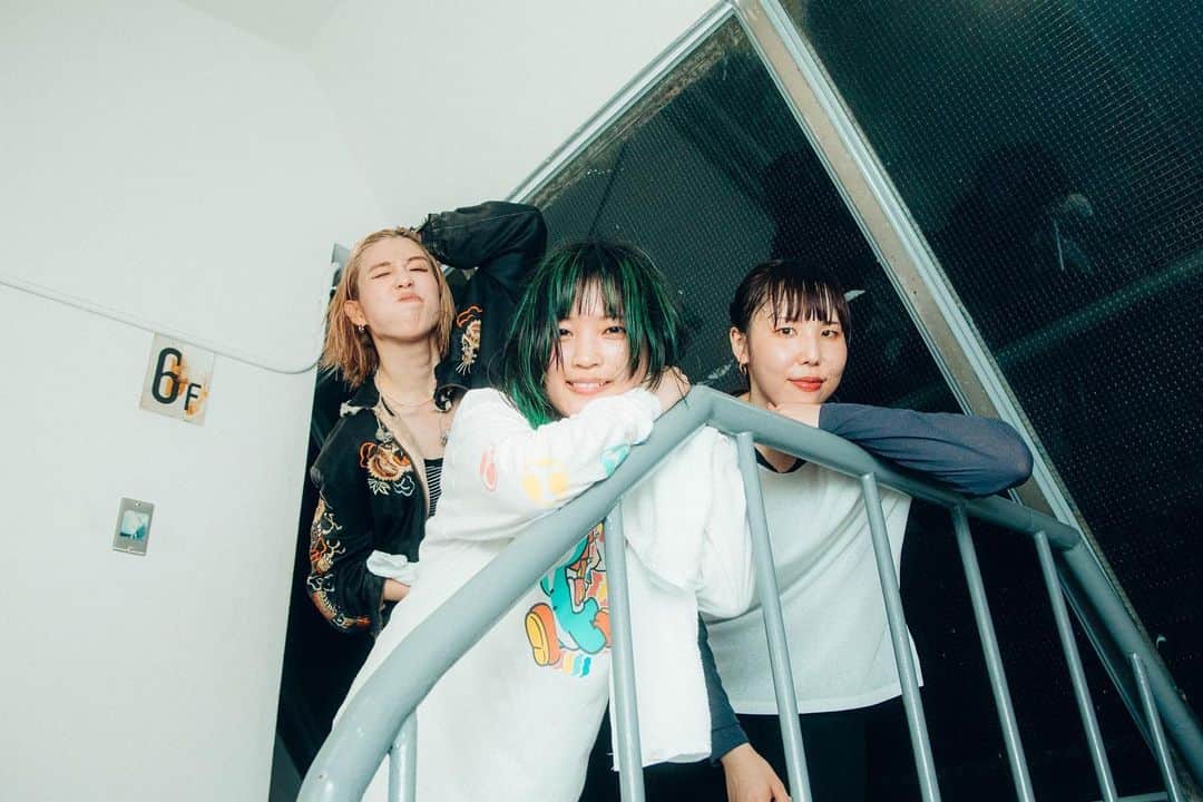 林萌々子のインスタグラム：「. 2023.4.18 at 八王子RIPS "tour tour tour" 18本目  w/ THE CHINA WIFE MOTORS  あの頃いっぱいきたRIPS！ いつかいつか！って思いながらも、自分たちでいっぱいにするなんて想像もつかんかったけど、そのいつかが来た日！ 感動した〜。ありがとー。  photo by @__tpwbo  #無断転載引用だみだよ」