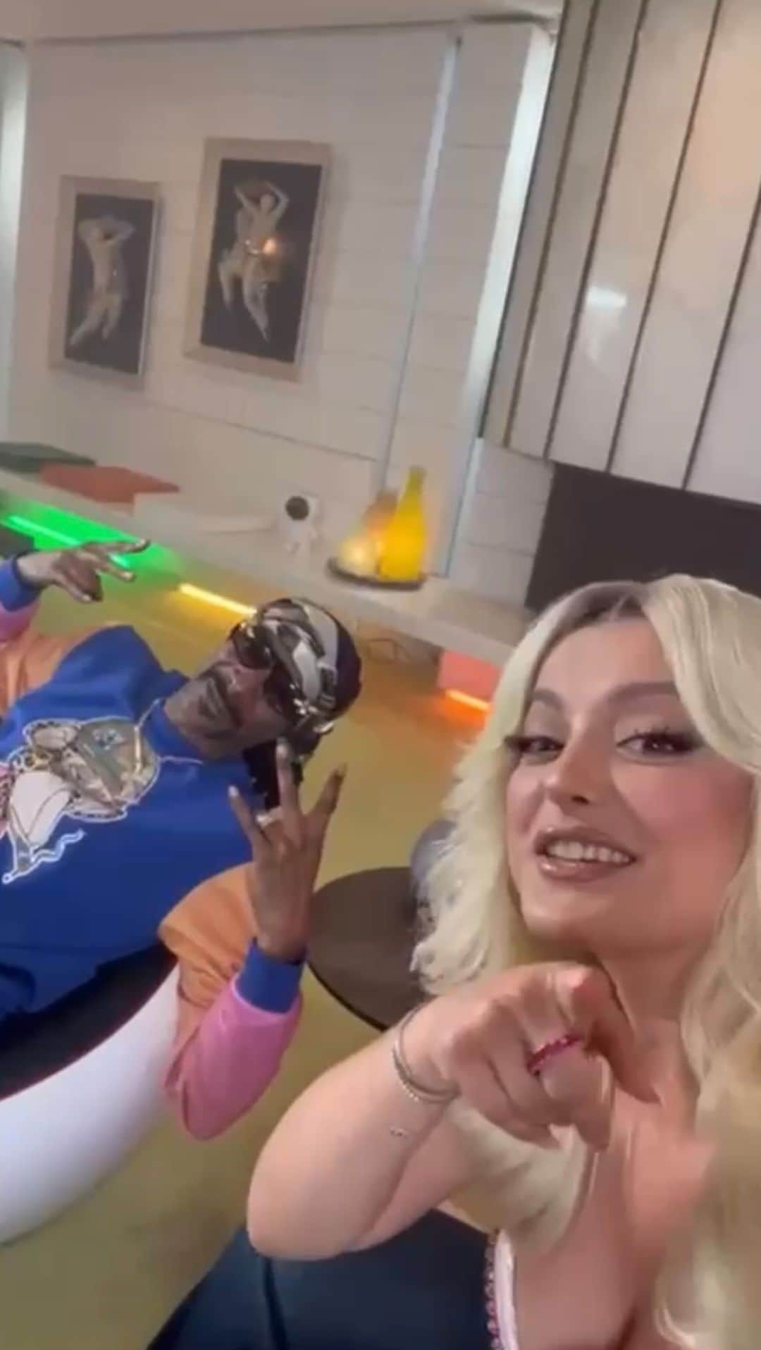 Bebe Rexhaのインスタグラム：「prepare for liftoff 🚀🍃✨ @snoopdogg SATELLITE OUT NOW」