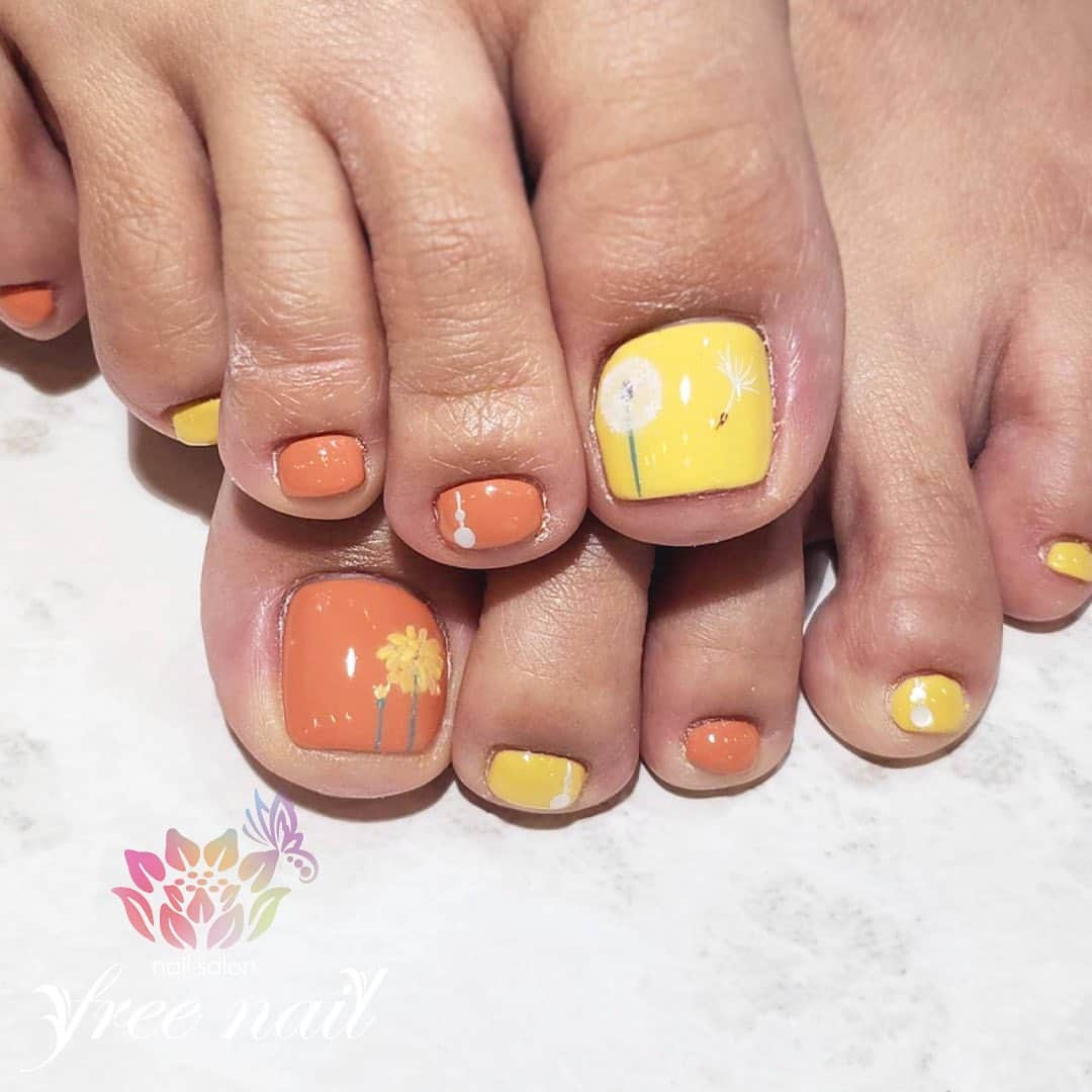 free nail フリーネイルのインスタグラム：「. お客様ネイル💅🏻🪷 . フットも気になる季節に🦶🏻🌼 . 春のくすみカラーでフットネイルもおしゃれに🌼🌼🌼🧡 . ご来店ありがとうございました🙇🏻‍♀️🙇🏻‍♀️🙇🏻‍♀️💗 . #ネイルアート #ジェルネイル #ネイルサロン #大阪ネイルサロン #ネイルデザイン #ネイルチェンジ #フラワーネイル #お花ネイル #フットネイル #春色ネイル #イエローネイル #オレンジネイル #デザインネイル #トレンドネイル #おしゃれネイル #大人ネイル #春ネイル #springnails #nailsart #nailsdid #美甲 #日式美甲 #日式美甲胶 #日本美甲师 #日本美甲老师 #美甲上课 #日本胶 #フリーネイル #freenail」