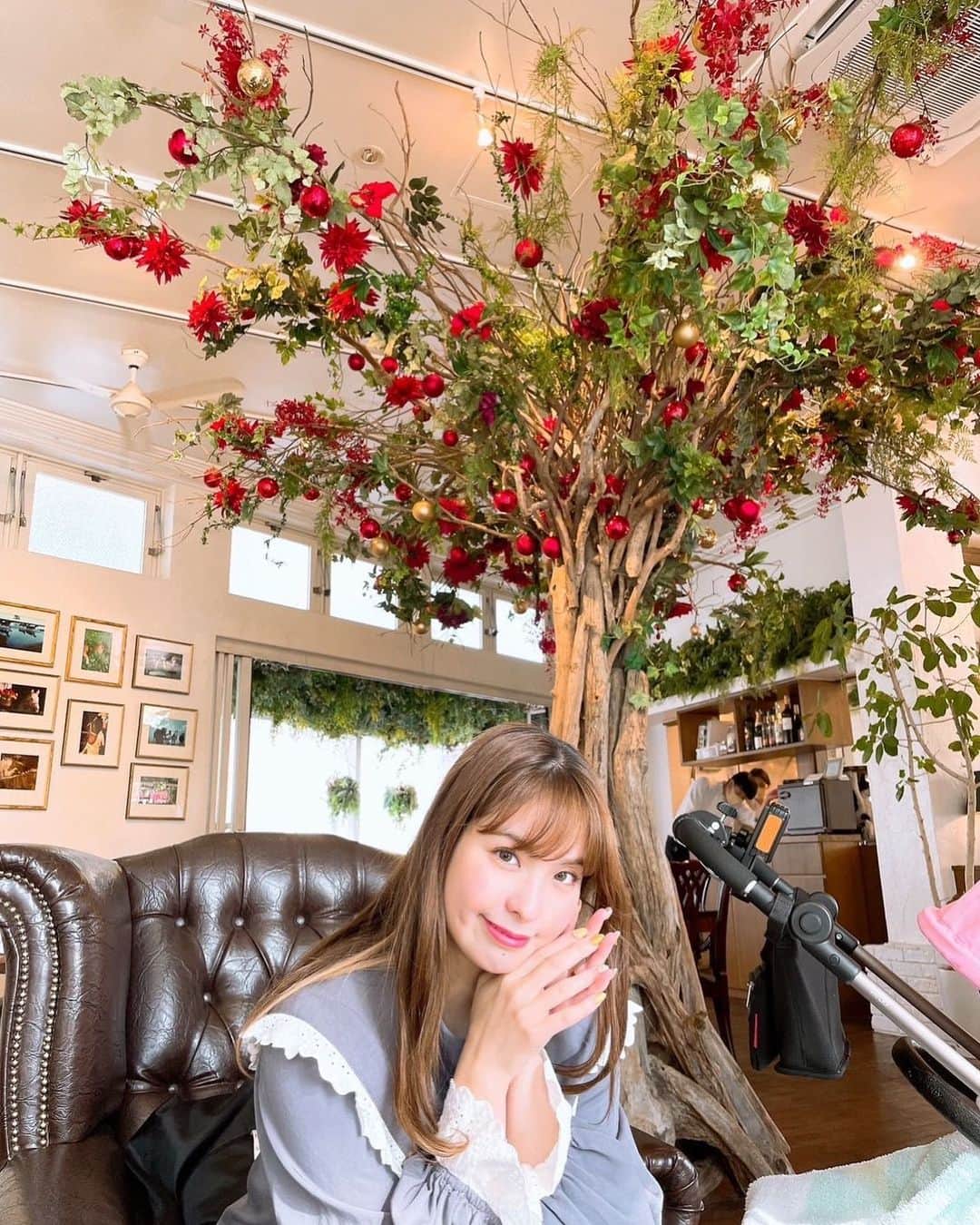 板橋よしえのインスタグラム：「. 久しぶりに @lisa_asakura66 ちゃんと再会♡ リサメロちゃんから連絡をもらったとき、 赤ちゃんを出産したことを聞いてびっくり😳！！！おめでとう～👏✨ 赤ちゃん抱っこさせてもらいました🧸🍼 かわいかった…♡♡  リサメロちゃん、キャンディのアーカイブのお洋服を着て来てくれて、大切に着てくれてるー！とうれしかったっ🥹💕」