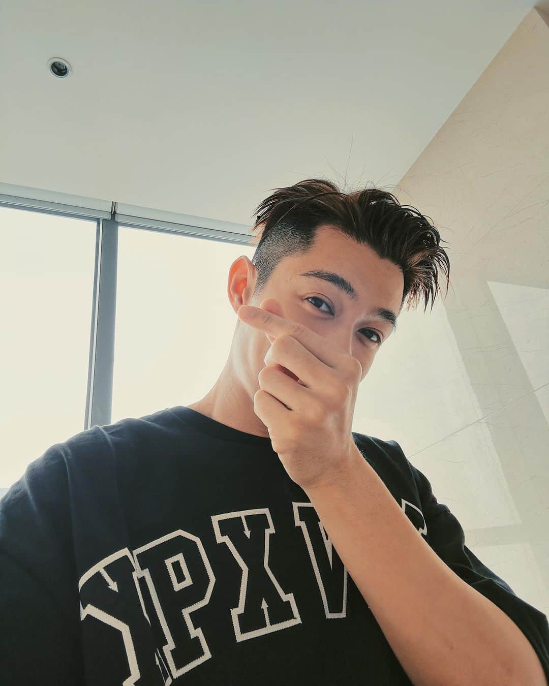 チャウ・パッホウのインスタグラム：「感謝大家❤️ 我跟大家一樣 開賣時候10:38分也傻眼了 幾秒鐘已經說賣完了 開心也感恩🙏🏻 一定會做最好的給大家看的💪🏻🔥  明天 長沙站見😉」
