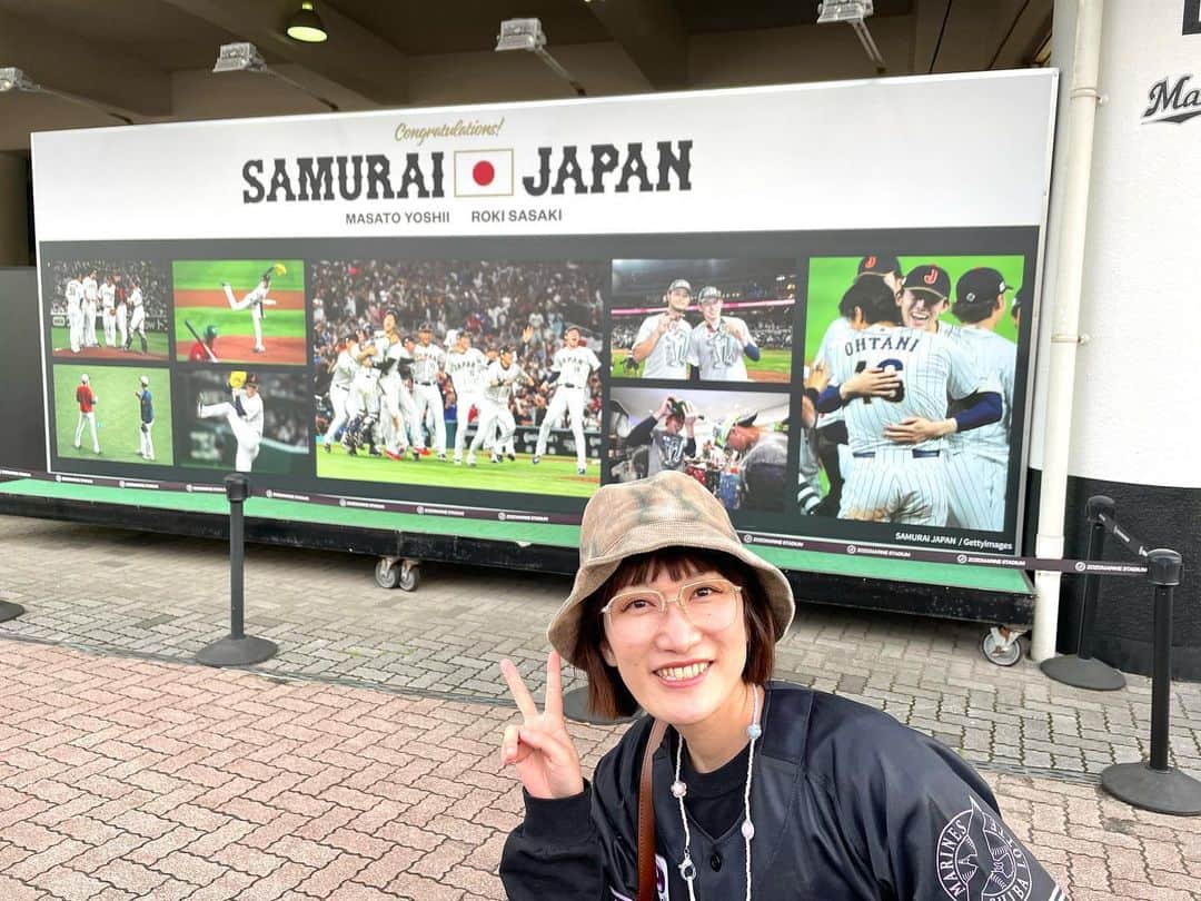 松浦志穂さんのインスタグラム写真 - (松浦志穂Instagram)「WBC侍JAPANに心鷲掴みされて今年は色んなプロ野球チームの試合を現地観戦したいっ🔥と筋金入りのミーハーの動き。プロ野球を生で見るのはもう10年以上ぶり。 まずは千葉ロッテマリーンズの本拠地ZOZOマリンスタジアム⚾️  めっっっちゃくちゃ楽しかった。「ロッテの応援は凄い」と聞いてたけど生で聞く迫力、間近で見れる選手の全力プレー、感動と幸福感でずっとうっすら泣いててロッテが1点とった時に普通に涙出てきて ことみさんも坂口さんも引いてた😌  着いたらM☆Splash!!のステージがもう外でやってたり周りに色んなフードトラックがあったり中に入っても選べない程の球場グルメ🍜🍛🌯🌭🍺試合前に選手、監督、コーチの皆様からのファンサービス、その日登板しない佐々木朗希くんがここだけ出てきてくれたり😭もうお祭りだった。全部現地に行かないと生で観戦しないと経験出来ないことだらけでどこをとっても楽しかった！大人になってからのプロ野球観戦ってこんなに楽しいんだっ！🥹最高っ！！絶対また行くし他の球団も見に行くんだっ！！⚾️  #ミーハーは忙しい #WBC #侍JAPAN #千葉ロッテマリーンズ  #試合後の居酒屋でロッテ優勝したのか？ってくらいしこたま呑んだ #ことみさん坂口さんに大感謝」4月20日 13時11分 - matushiho