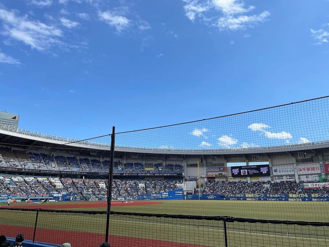 松浦志穂さんのインスタグラム写真 - (松浦志穂Instagram)「WBC侍JAPANに心鷲掴みされて今年は色んなプロ野球チームの試合を現地観戦したいっ🔥と筋金入りのミーハーの動き。プロ野球を生で見るのはもう10年以上ぶり。 まずは千葉ロッテマリーンズの本拠地ZOZOマリンスタジアム⚾️  めっっっちゃくちゃ楽しかった。「ロッテの応援は凄い」と聞いてたけど生で聞く迫力、間近で見れる選手の全力プレー、感動と幸福感でずっとうっすら泣いててロッテが1点とった時に普通に涙出てきて ことみさんも坂口さんも引いてた😌  着いたらM☆Splash!!のステージがもう外でやってたり周りに色んなフードトラックがあったり中に入っても選べない程の球場グルメ🍜🍛🌯🌭🍺試合前に選手、監督、コーチの皆様からのファンサービス、その日登板しない佐々木朗希くんがここだけ出てきてくれたり😭もうお祭りだった。全部現地に行かないと生で観戦しないと経験出来ないことだらけでどこをとっても楽しかった！大人になってからのプロ野球観戦ってこんなに楽しいんだっ！🥹最高っ！！絶対また行くし他の球団も見に行くんだっ！！⚾️  #ミーハーは忙しい #WBC #侍JAPAN #千葉ロッテマリーンズ  #試合後の居酒屋でロッテ優勝したのか？ってくらいしこたま呑んだ #ことみさん坂口さんに大感謝」4月20日 13時11分 - matushiho
