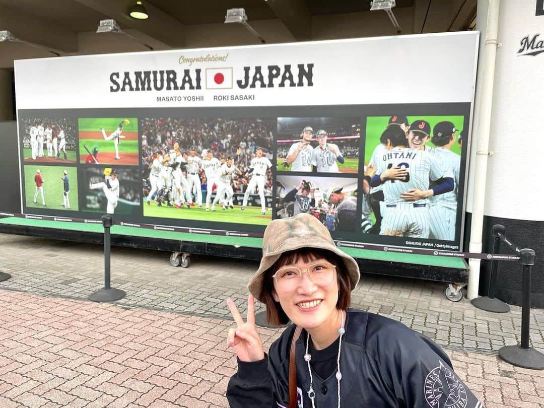 松浦志穂のインスタグラム：「WBC侍JAPANに心鷲掴みされて今年は色んなプロ野球チームの試合を現地観戦したいっ🔥と筋金入りのミーハーの動き。プロ野球を生で見るのはもう10年以上ぶり。 まずは千葉ロッテマリーンズの本拠地ZOZOマリンスタジアム⚾️  めっっっちゃくちゃ楽しかった。「ロッテの応援は凄い」と聞いてたけど生で聞く迫力、間近で見れる選手の全力プレー、感動と幸福感でずっとうっすら泣いててロッテが1点とった時に普通に涙出てきて ことみさんも坂口さんも引いてた😌  着いたらM☆Splash!!のステージがもう外でやってたり周りに色んなフードトラックがあったり中に入っても選べない程の球場グルメ🍜🍛🌯🌭🍺試合前に選手、監督、コーチの皆様からのファンサービス、その日登板しない佐々木朗希くんがここだけ出てきてくれたり😭もうお祭りだった。全部現地に行かないと生で観戦しないと経験出来ないことだらけでどこをとっても楽しかった！大人になってからのプロ野球観戦ってこんなに楽しいんだっ！🥹最高っ！！絶対また行くし他の球団も見に行くんだっ！！⚾️  #ミーハーは忙しい #WBC #侍JAPAN #千葉ロッテマリーンズ  #試合後の居酒屋でロッテ優勝したのか？ってくらいしこたま呑んだ #ことみさん坂口さんに大感謝」