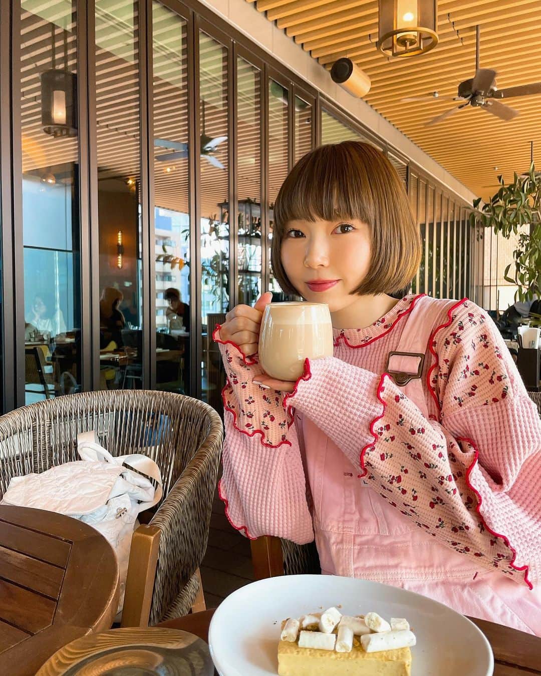 板橋よしえのインスタグラム：「. @asagiinyo ちゃんとランチ🍽 この日のあさぎーにょちゃんはピンク色のコーディネート🌷 会うときいつもPOPな着こなしでハッピーな気持ちになるよ～🎀 (キャンディのお花柄のワッフルトップス着てくれてた🥹ありがと🥹💕) この日 Sunny Sunnyとしてアーティストデビューすることを話してくれたあさぎーにょちゃん。デビューにあたっての想いや夢をたくさん話してくれました💭✨ (数週間後に発表になったとき、うわあ～👏✨ってなりました🥳🎉✨おめでとう！！！) どんどん楽しいことを形にしていくあさぎーにょちゃんのお話はいつも楽しいよー！また近々会おうね💕」