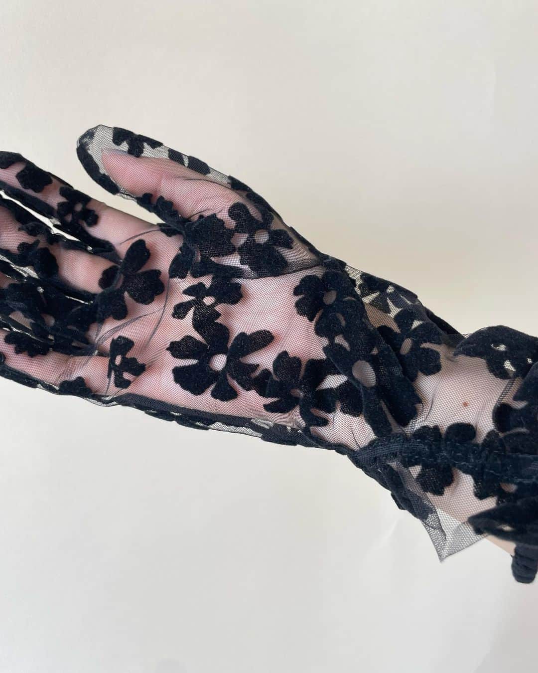 エディットフォールルさんのインスタグラム写真 - (エディットフォールルInstagram)「.  yuhan wang 23ss collection🤍 @yuhanwangyuhan   4.22 new arrival ♡  ・floral flocked gloves	¥41,000+tax  .」4月20日 13時16分 - editforlulu_official