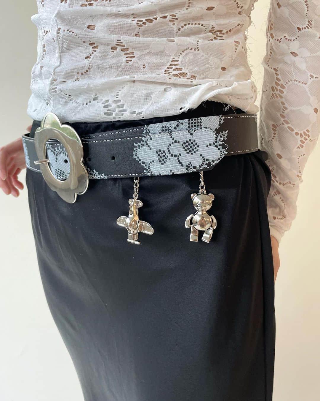 エディットフォールルさんのインスタグラム写真 - (エディットフォールルInstagram)「.  yuhan wang 23ss collection🤍 @yuhanwangyuhan   4.22 new arrival ♡  ・floral leather belts with pen	¥43,000+tax  .」4月20日 13時20分 - editforlulu_official