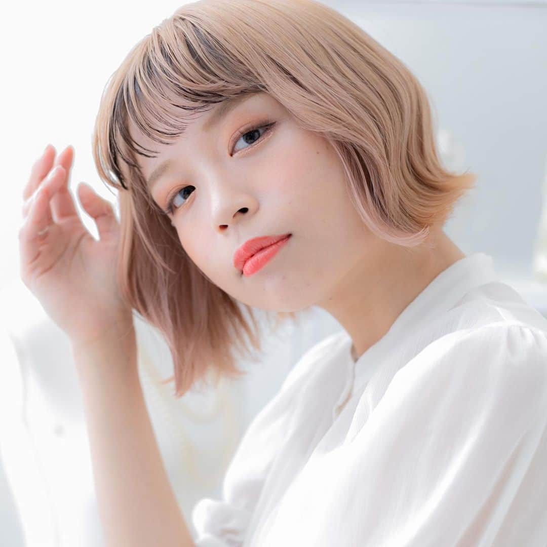 浦和の美容室、美容院｜COVER HAIRカバーヘアーさんのインスタグラム写真 - (浦和の美容室、美容院｜COVER HAIRカバーヘアーInstagram)「【なりたいヘアスタイルを叶えられる】 . こんな想いを抱えていませんか？ .ㅤㅤㅤㅤㅤㅤㅤㅤㅤㅤ ♦️クセがあるから短く出来ない ♦️髪が多いから私には無理 ♦️ショートは可愛い人がやるから似合う ♦️タイリング出来る自信がない ♦️頻繁にカットする時間がない . その悩みぜひ一度ご相談下さい！ . 360°どこから見てもシルエットが綺麗に見えるように お客様一人ひとりに合わせた「骨格診断カット」が大人気！ 皆様のお悩みをヒアリングし、理想通りのヘアスタイルに✨ . 気になるスタイルは保存してカウンセリング時に お見せください😊 . . ✨担当したお客様からのお声✨ . 🔴クセが気にならなくなった 🔴ボリュームが出た&収まった 🔴前髪が流れやすくなった 🔴髪が柔らかくなった 🔴毛流れや束感が出やすい…etc . 今の髪型に少しでも不満があるなら、ぜひ一度任せて下さい！ . 自分にフィットする髪型に出会えれば毎日が変わりますよ✨ . . 【ご予約方法】 ネット予約がオススメです プロフィールのリンクをクリックしてご予約下さい お電話でもご予約可能です📞 . メニューが分からない場合、ヘアスタイルを相談したい場合はお気軽にご相談下さい😊 . . @coverhair_official  @coverhair_recruit  @lupin_1969  . #美容師 #美容室 #ボブ #ショート #ショートボブ #埼玉 #ショートヘア #切りっぱなしボブ #ボブヘアー #大人ショート #前下がりショート #30代ヘアスタイル #耳掛けショート #埼玉美容室 #ハンサムショート女子 #20代ヘアスタイル #結べるボブ #ボブショート #埼玉美容師 #ハンサムボブ #大宮ショート #浦和ショート #埼玉ボブ #埼玉ショート #大宮ボブ #浦和ボブ #川口ショート #川口ボブ #骨格診断カット #骨格診断」4月27日 19時00分 - coverhair