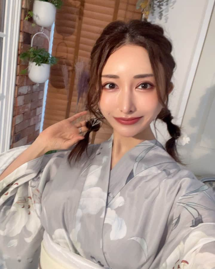 メイサのインスタグラム：「ツインの🧅ヘアーお気に入り👘 💄📸安定のイトウ夫妻🤍  sony-zv-1使いこなせるようになりたいな〜📸 そして加工なしの自分に慣れないと、、🤣笑 （3枚目の動画）  #andyfashionpress #浴衣#浴衣女子#ノンアルホステス#六本木#銀座#祇園#メゾンドボーテ#本当に売れてて可愛いキャバ嬢はメゾンドボーテ #メイサ#sexy#dress#asiangirls #ハーフ #셀카#셀카그램#攝影#旅遊攝影」