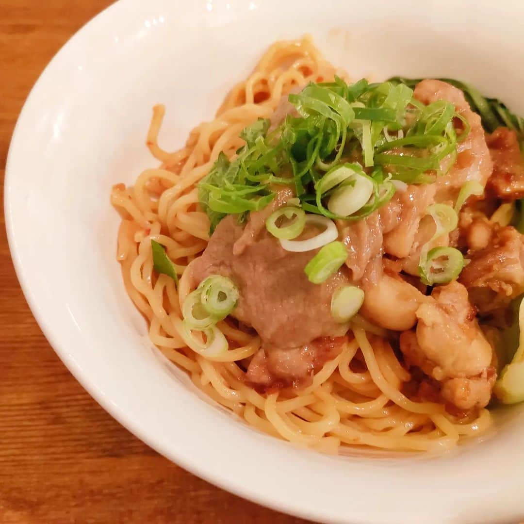 林智美 のインスタグラム：「台湾料理を食べに行った。  胡麻だれと鶏肉の辛くない麺と、 豆腐のようなスイーツ。  麺は混ぜて食べてくださいねって言われて、 必死に混ぜてるうちに名前忘れました。 めっちゃ美味しかったです◎  #いつかのランチ #ランチ #台湾料理 #台湾スイーツ #可愛く撮れてるスイーツの写真は #後輩ちゃんのを拝借 #なるほどこうやって撮るのか #勉強になるわ #ほんで麺の名は」