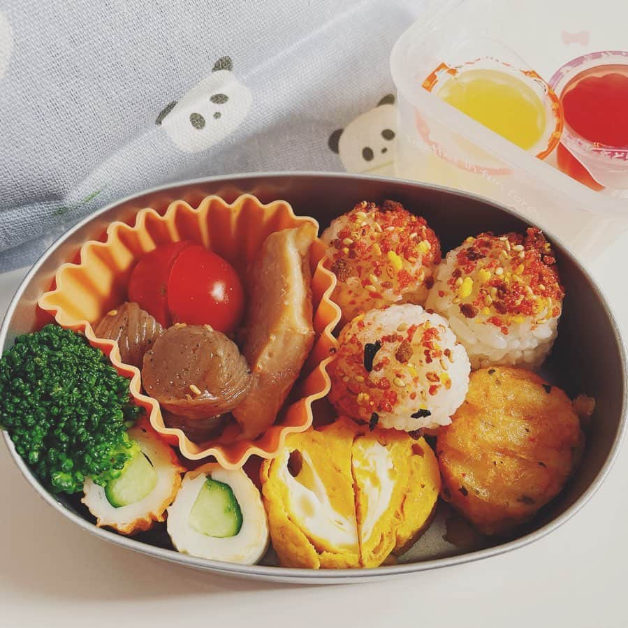 C’kのインスタグラム：「娘のお弁当weekスタート🎵  週5お弁当を選択した私😀 大丈夫かな…笑💦 週2給食も魅力的だったけど 頑張ってみることに😛  今日は 鮪の漬け焼き 蒟蒻の煮物 竹輪きゅうり ブロッコリー ミニトマト 卵焼き 唐揚げ（冷凍） こにぎり ゼリー  でした💓  毎日の事なので冷チンにも頼ります💪  お姉ちゃん帰ってくるまで これから息子との時間も出来るので 楽しみです❤️  #娘弁当  #幼稚園生活  #2児ママ  #新生活」