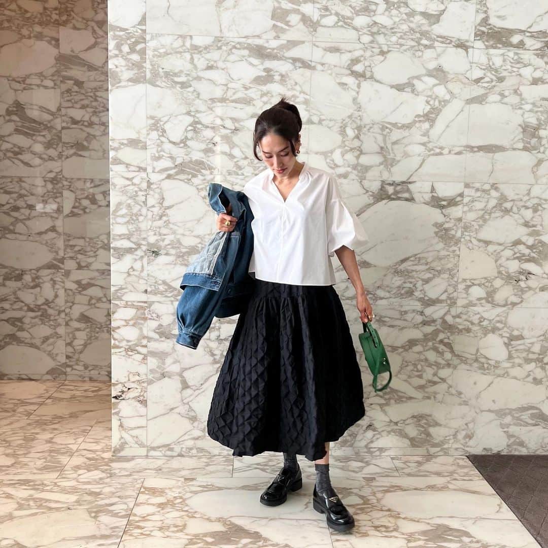 亀恭子のインスタグラム：「いつかの☺︎  AラインとAライン のシルエット。  someday's… #fashion #ootd #kkstyle #tokyo #kamescloset #shirt #dressterior × #kame_kyo #jacket #hike #skirt #unminou #shoes #prada #april #spring」