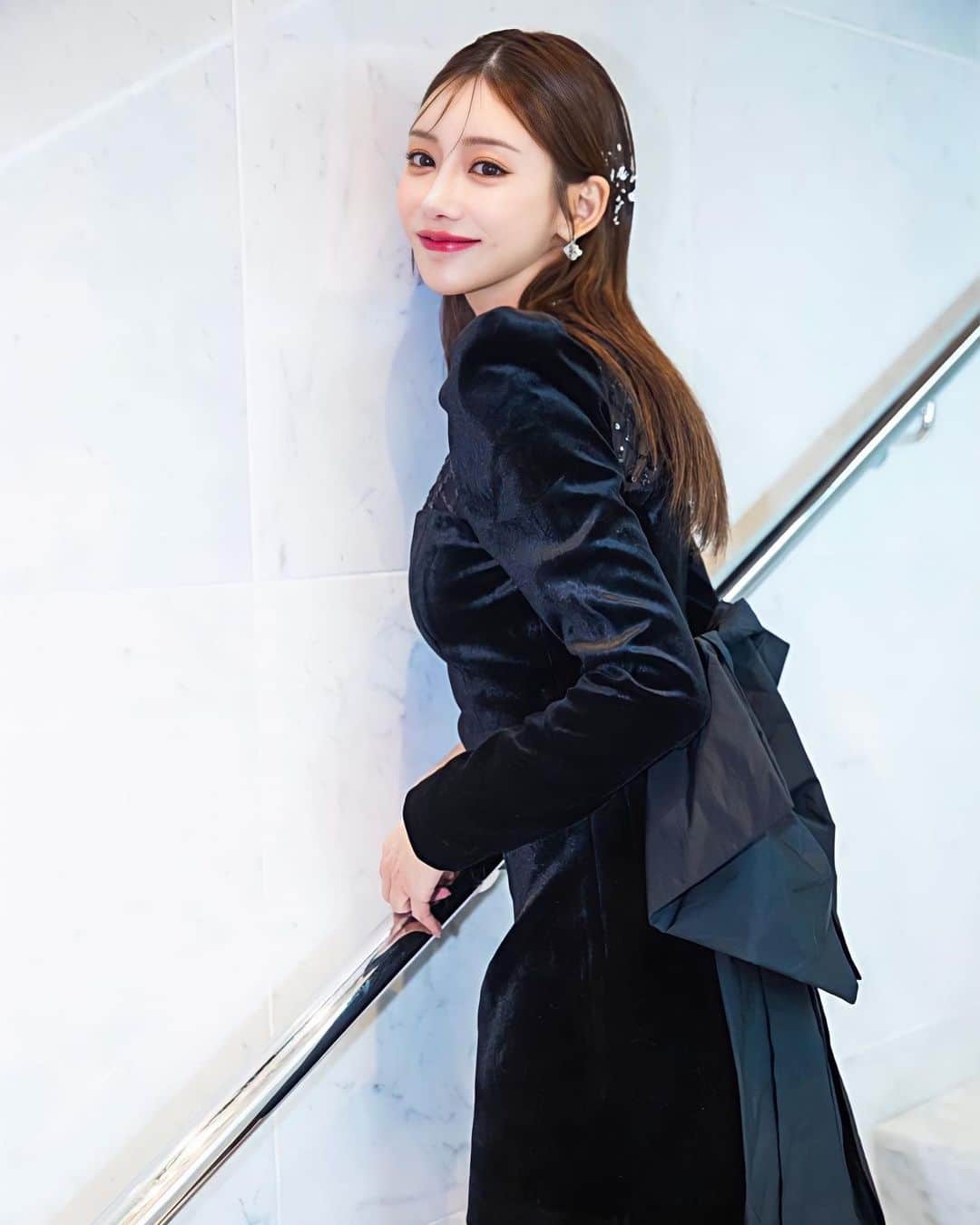 明日花キララのインスタグラム：「大きいリボンドレスかわいい🎀 ヘアはヘッドアクセ風に銀粉ペタペタしていただきました🥂💠 ドレスのキラキラとリンクしててとても綺麗でした🔗✧  #銀座のオーナー @jvogue_ginza」