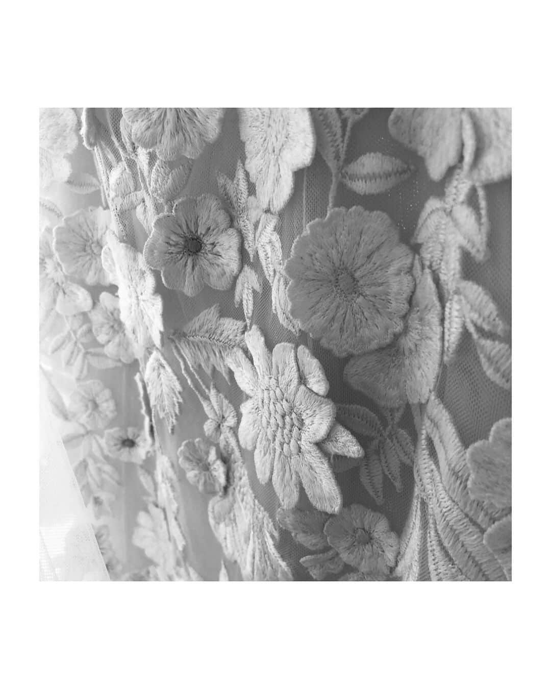 NOVARESE Dress Officialのインスタグラム：「⁡ @annebarge SS24のコレクションでは、立体感のあるフローラルモチーフも登場 華やかでロマンチックなデザインが特別な一日を彩ります ⁡ Dress: @annebarge  ⁡ 新商品に関する情報は、到着日が確定次第、インスタグラムでもご案内させていただきます ⁡ #ノバレーゼウエディング #ノバレーゼ #ノバレーゼドレス #プレ花嫁 #東京花嫁 #関西花嫁 #名古屋花嫁 #広島花嫁 #福岡花嫁 #ウエディングドレス #ノバレーゼ花嫁 #novaresewedding #novarese #annebarge」