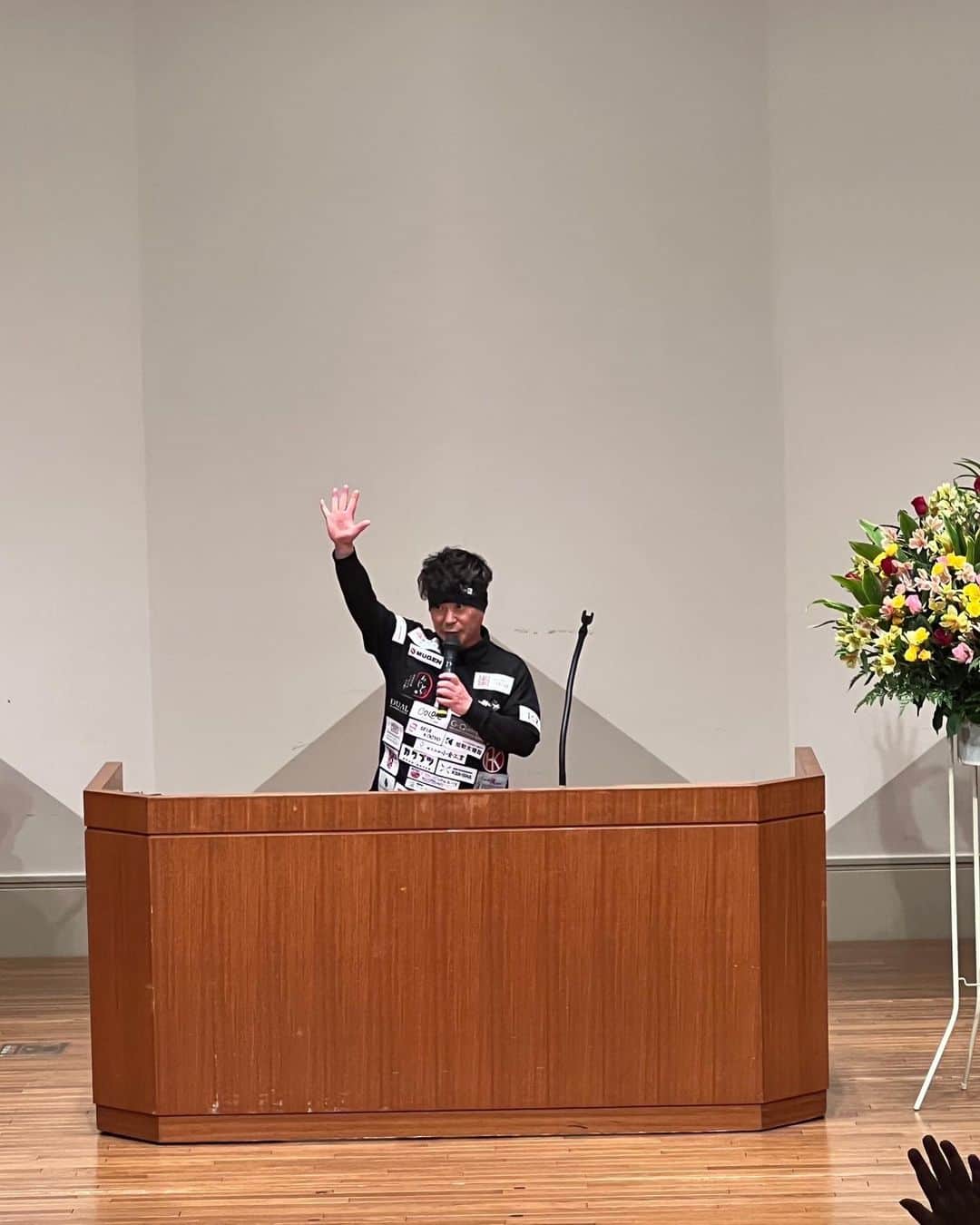 入江慎也さんのインスタグラム写真 - (入江慎也Instagram)「八王子にある株式会社まごころ清掃社さんの社員総会で講演をやらせていただきました。  まごころさんは清掃業界のイメージを変えていきたいという思いを強くもたれていらっしゃいます。  作業着もブラックでおしゃれな作業着でカッコいいです。 スタッフさんのモチベーションを上げることや清掃に対しての向き合い方など沢山勉強になりました。  弊社とは違い長く清掃業界にいらっしゃって、会社が大きく成長されていらっしゃることが本当に凄いなぁと改めて思いました。  ありがとうございました  #講演会 #まごころ清掃社　さん #清掃業 #清掃 #ハウスクリーニング #ピカピカ」4月20日 13時56分 - oreirie0408
