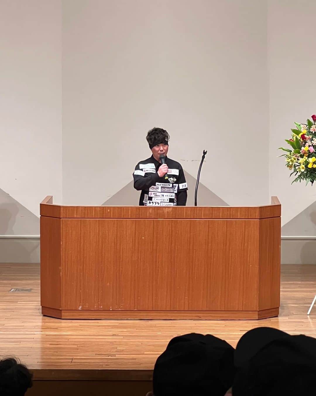 入江慎也さんのインスタグラム写真 - (入江慎也Instagram)「八王子にある株式会社まごころ清掃社さんの社員総会で講演をやらせていただきました。  まごころさんは清掃業界のイメージを変えていきたいという思いを強くもたれていらっしゃいます。  作業着もブラックでおしゃれな作業着でカッコいいです。 スタッフさんのモチベーションを上げることや清掃に対しての向き合い方など沢山勉強になりました。  弊社とは違い長く清掃業界にいらっしゃって、会社が大きく成長されていらっしゃることが本当に凄いなぁと改めて思いました。  ありがとうございました  #講演会 #まごころ清掃社　さん #清掃業 #清掃 #ハウスクリーニング #ピカピカ」4月20日 13時56分 - oreirie0408