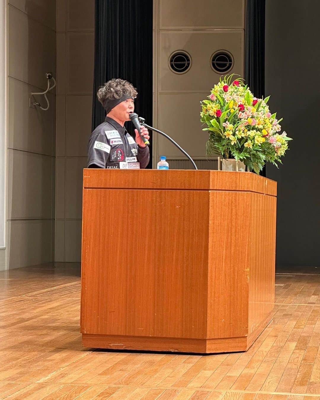 入江慎也のインスタグラム：「八王子にある株式会社まごころ清掃社さんの社員総会で講演をやらせていただきました。  まごころさんは清掃業界のイメージを変えていきたいという思いを強くもたれていらっしゃいます。  作業着もブラックでおしゃれな作業着でカッコいいです。 スタッフさんのモチベーションを上げることや清掃に対しての向き合い方など沢山勉強になりました。  弊社とは違い長く清掃業界にいらっしゃって、会社が大きく成長されていらっしゃることが本当に凄いなぁと改めて思いました。  ありがとうございました  #講演会 #まごころ清掃社　さん #清掃業 #清掃 #ハウスクリーニング #ピカピカ」