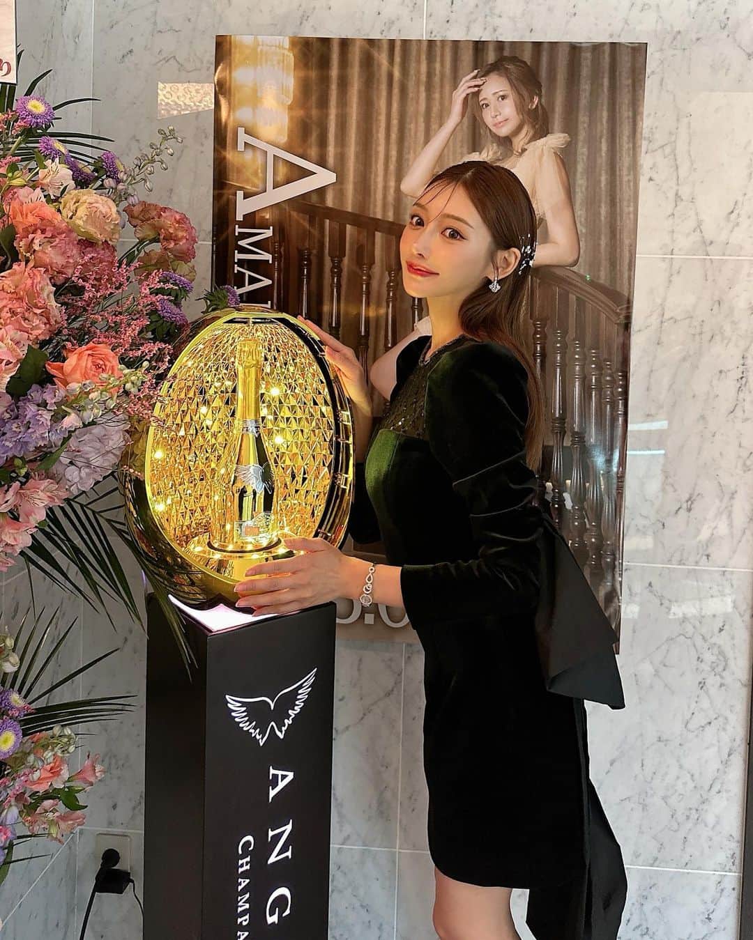 明日花キララさんのインスタグラム写真 - (明日花キララInstagram)「大きいリボンドレスかわいい🎀 ヘアはヘッドアクセ風に銀粉ペタペタしていただきました🥂💠 ドレスのキラキラとリンクしててとても綺麗でした🔗✧  #銀座のオーナー @jvogue_ginza」4月20日 13時55分 - asukakiraran