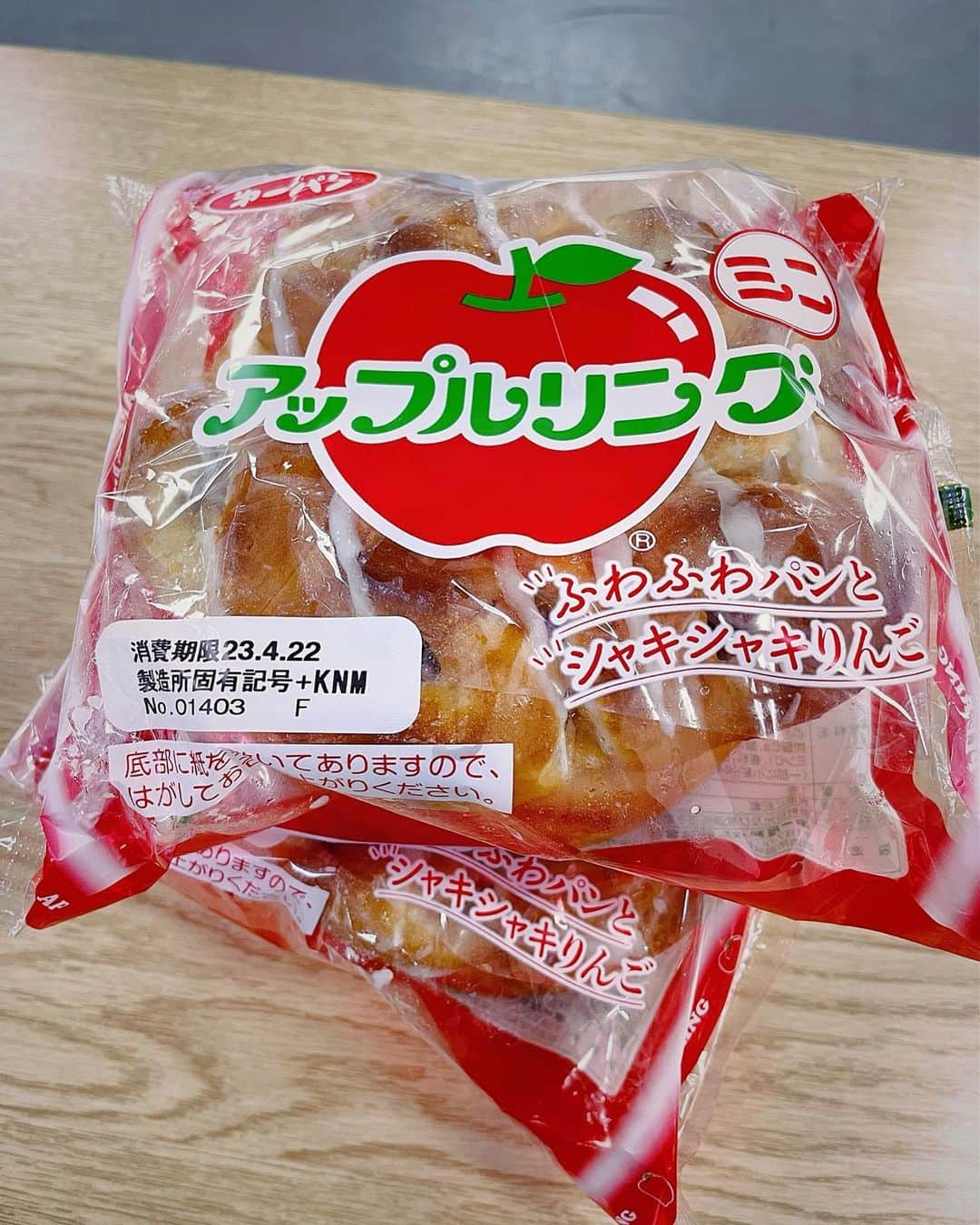 村田充さんのインスタグラム写真 - (村田充Instagram)「稽古場から程近い距離にあるスーパーには世界一大好きな山崎製パンのスペシャルサンドが売っているのだけれど今日は売っていなかった。凹んだ。しかし、世界で二番目に大好きな第一パンのアップルリングが売っていた。嬉しすぎて買い占めそうになった。  #yamazakipan #daiichipan」4月20日 14時04分 - mitsumurata