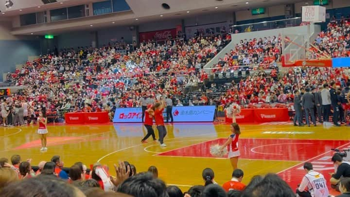 近藤洋一（サンボマスター）のインスタグラム：「Bリーグ 第31節　千葉ジェッツ vs 秋田ノーザンハピネッツ ハーフタイムショーの後にフリースローを決めるドラマー  #bリーグ #bleague #千葉ジェッツ  #秋田ノーザンハピネッツ  #サンボマスター」