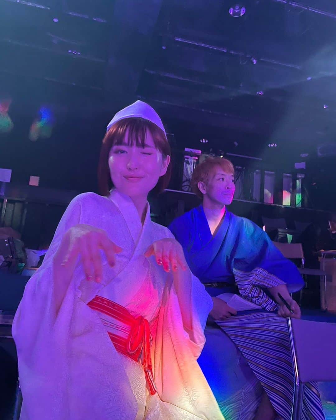 岩井七世のインスタグラム：「『新約 東海道四谷怪談』  初日を終えてみて、素直にめちゃ楽しかった〜。こういうの久しぶり。  写真は場当たり中。 作・演出の白倉さん(うしろの金髪)に大人になったな〜ってしみじみ言われてます。ぶひ！大人にも子供にも行き来するチャーミングなお袖にしたいとおもいます。  舞台は4／２３まで💐 お袖で生きていけるのもあと3日 儚い命ですがそれもわるくない  どうぞ目の前で見届けてください！ 劇場限定のサイン入りチェキやブロマイドもあるので記念に持って帰って。  #新約東海道四谷怪談」