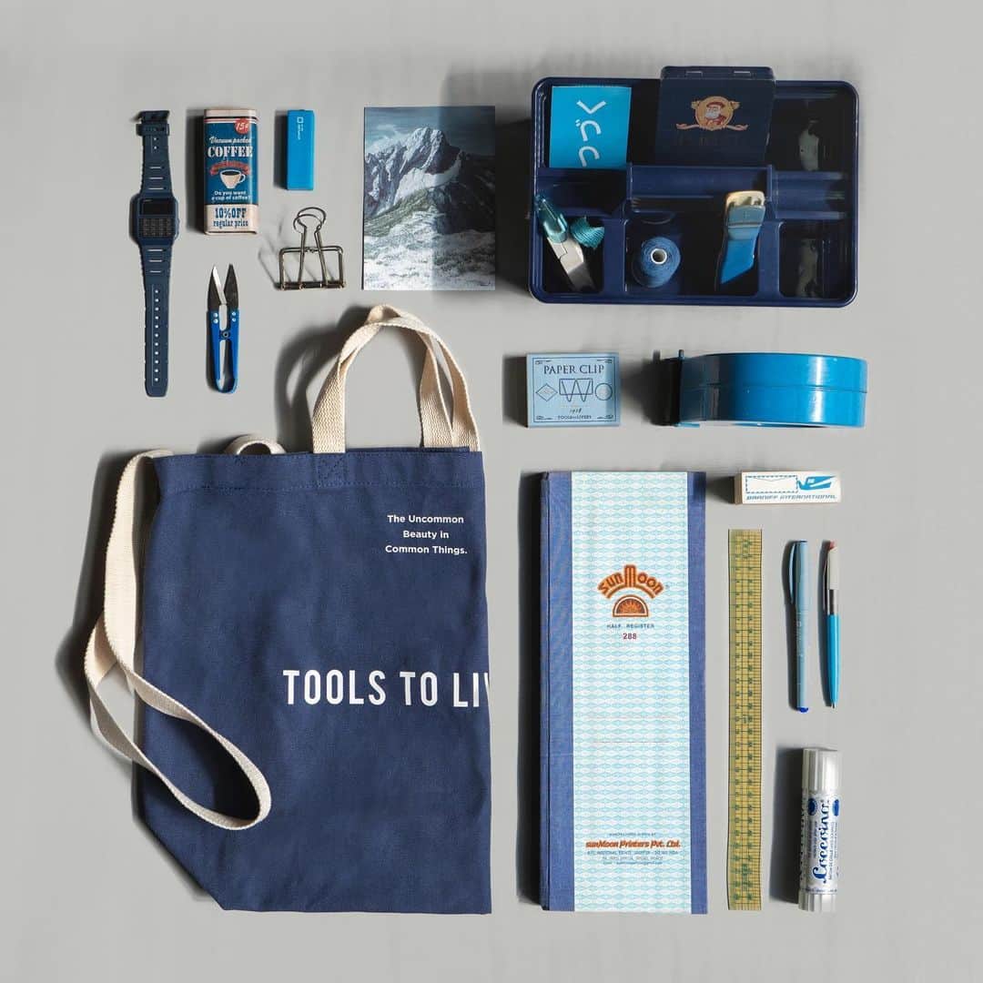 TOOLS to LIVEBY / 禮拜文房具のインスタグラム：「💙 藍色控也不能輸！  - TOOLS to LIVEBY 隨行大袋 手提或肩揹都可以，說走就走的旅行，拎起大包包與你同行吧！  #TTLB隨行袋 #totebag #還有綠色款」