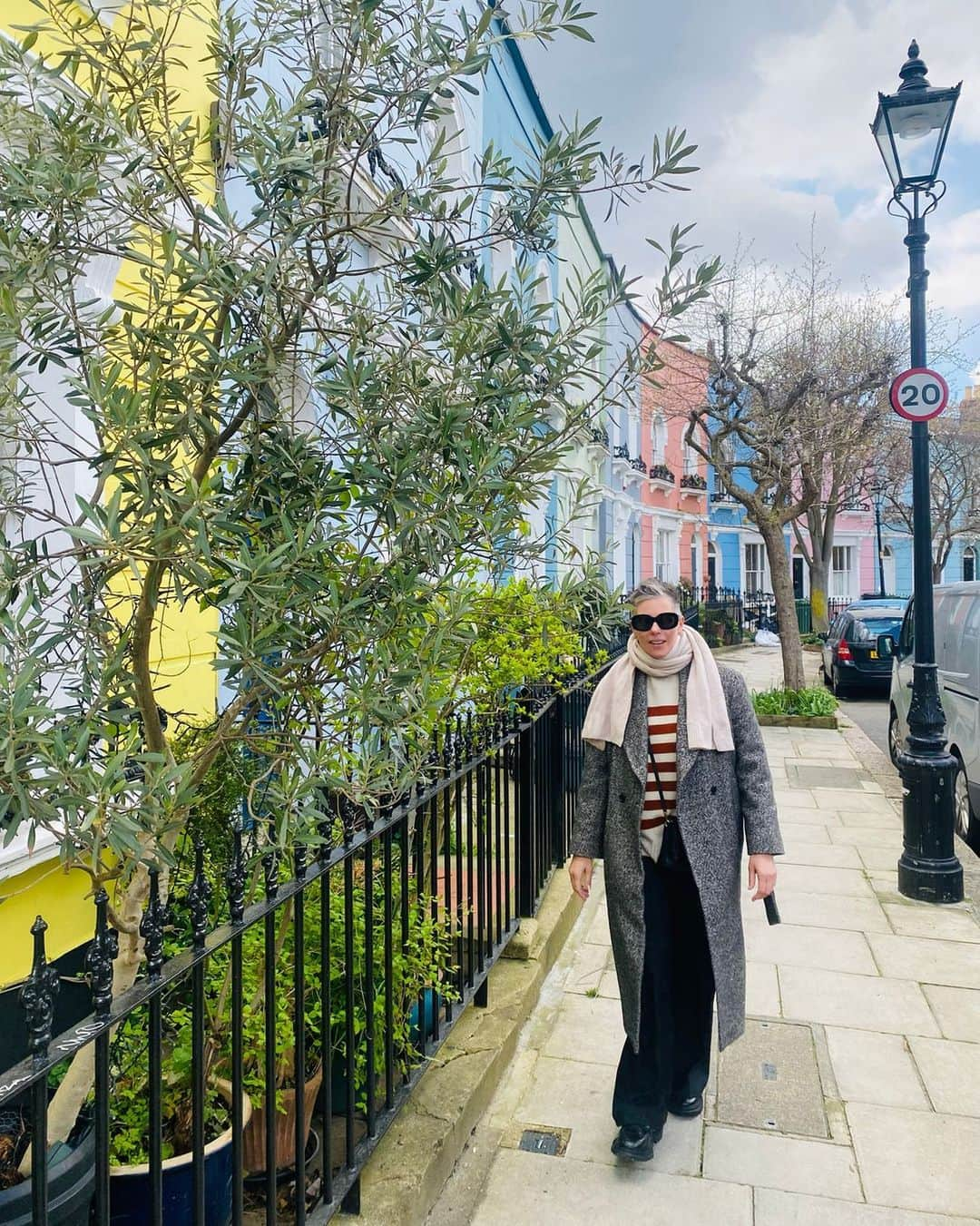 カレンウォーカーのインスタグラム：「A great week of colour for KW... new jewellery collection launch COLOURS coinciding well with a stroll through the vibrant Kentish Town in London.」