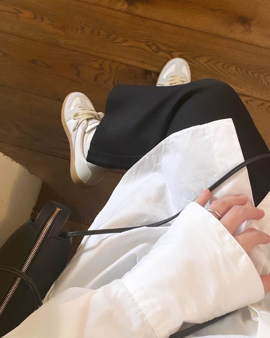 i_am_romikoのインスタグラム：「おnewの靴履いて靴擦れした。笑 🇸🇬やと毎日サンダルやからこっちでは毎日違うスニーカー履くのが楽しみ！！久しぶりの神戸を満喫中！ #一時帰国#神戸#maisonmargiela #ootd」