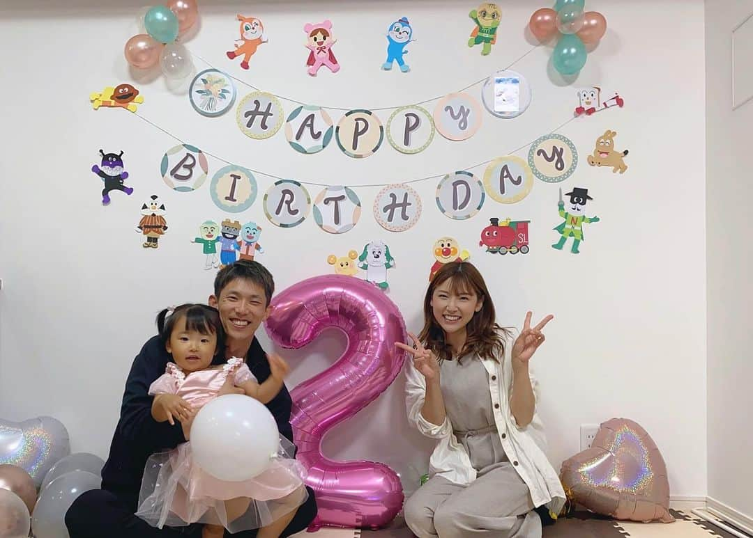 森脇亜紗紀さんのインスタグラム写真 - (森脇亜紗紀Instagram)「娘の2歳のお誕生日❤️ 今年はパパがドイツへ出張中なので 少し早めに家族でお祝いしました☺️  頑張って作ったドレスを 嬉しそうに着てくれる姿を見て どんどん女の子らしくなっていくなぁ👧🏻と、 母はとっても嬉しかったです🥹💓笑  産まれてから大きな病気や怪我もなく 毎日沢山の笑顔と幸せをくれる娘に 本当に感謝✨ありがとう♡  そして、出張中のパパから お誕生日の当日にも娘へ 可愛いサプライズプレゼントが 届いてびっくり、、！！🥹❤️ どんなに忙しくても毎日娘に とびっきりの愛情を注いでくれる パパも、本当にありがとう！🥰  2歳も笑顔いっぱいの 幸せな1年になりますように✨  #2歳バースデー #お誕生日 #女の子ママ#手作りドレス #手作りご飯#パーティーご飯 #アンパンマンプレート #アンパンマン壁面」4月20日 14時06分 - asaki516