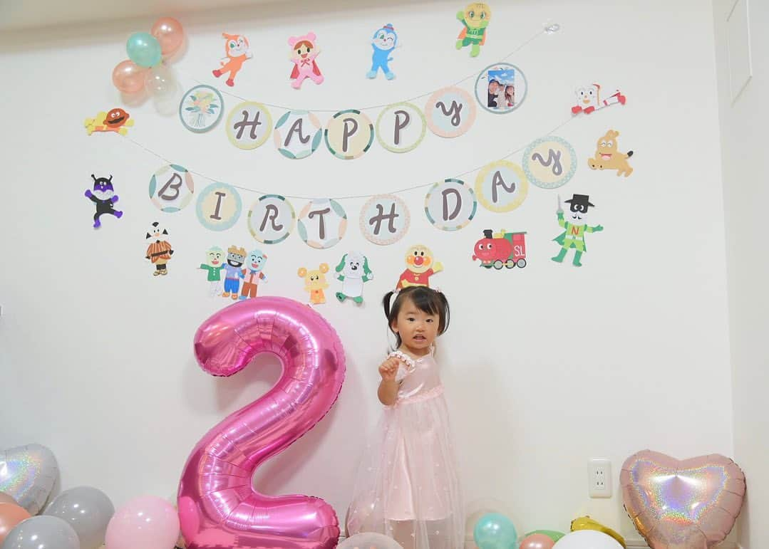 森脇亜紗紀のインスタグラム：「娘の2歳のお誕生日❤️ 今年はパパがドイツへ出張中なので 少し早めに家族でお祝いしました☺️  頑張って作ったドレスを 嬉しそうに着てくれる姿を見て どんどん女の子らしくなっていくなぁ👧🏻と、 母はとっても嬉しかったです🥹💓笑  産まれてから大きな病気や怪我もなく 毎日沢山の笑顔と幸せをくれる娘に 本当に感謝✨ありがとう♡  そして、出張中のパパから お誕生日の当日にも娘へ 可愛いサプライズプレゼントが 届いてびっくり、、！！🥹❤️ どんなに忙しくても毎日娘に とびっきりの愛情を注いでくれる パパも、本当にありがとう！🥰  2歳も笑顔いっぱいの 幸せな1年になりますように✨  #2歳バースデー #お誕生日 #女の子ママ#手作りドレス #手作りご飯#パーティーご飯 #アンパンマンプレート #アンパンマン壁面」