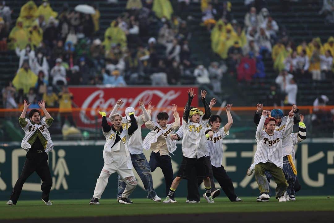 阪神タイガースさんのインスタグラム写真 - (阪神タイガースInstagram)「昨日の試合前には、#JO1 のみなさんにお越しいただき、ニューシングル『TROPICAL NIGHT』のリード曲「Tiger」のライブパフォーマンスと、#豆原一成 さん#川西拓実 さんによるファーストピッチで、甲子園球場を盛り上げていただきました！ #JO1 #阪神タイガース  #ARE」4月20日 14時22分 - hanshintigers_official