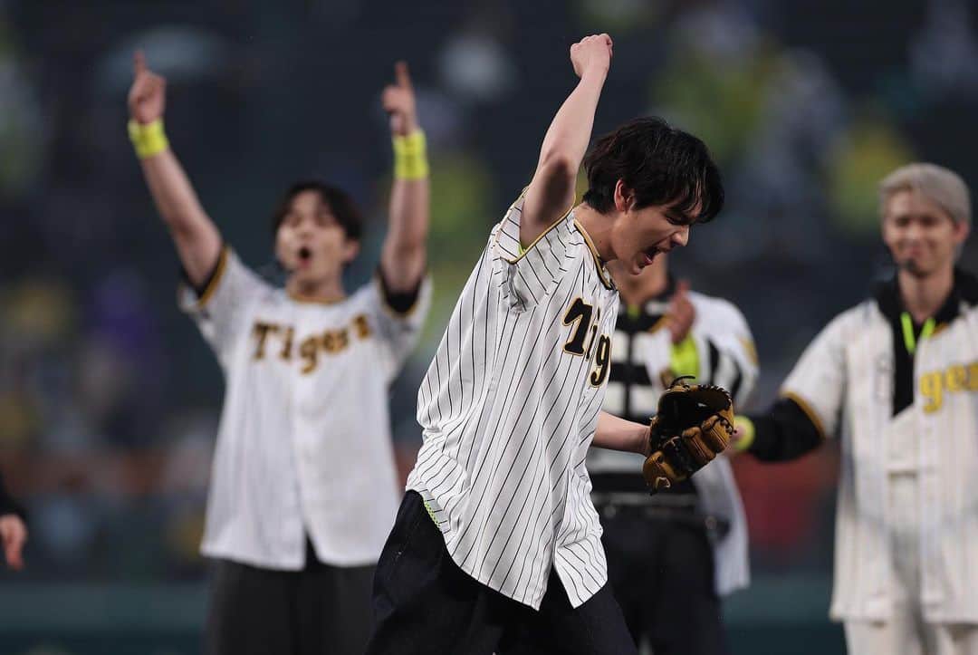 阪神タイガースさんのインスタグラム写真 - (阪神タイガースInstagram)「昨日の試合前には、#JO1 のみなさんにお越しいただき、ニューシングル『TROPICAL NIGHT』のリード曲「Tiger」のライブパフォーマンスと、#豆原一成 さん#川西拓実 さんによるファーストピッチで、甲子園球場を盛り上げていただきました！ #JO1 #阪神タイガース  #ARE」4月20日 14時22分 - hanshintigers_official