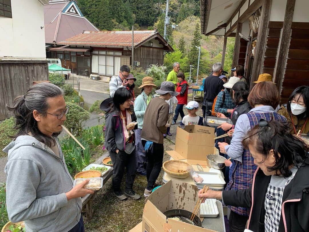 ほのら Kittyのインスタグラム：「先日は、 #箕川町  で山菜摘みのイベントが開催されました🌿私にはまだまだ見分けが付かなかったですが、色んな方とお話できて楽しかったです！ #滋賀県 #地域おこし協力隊 #田舎暮らし #やまぐらし」