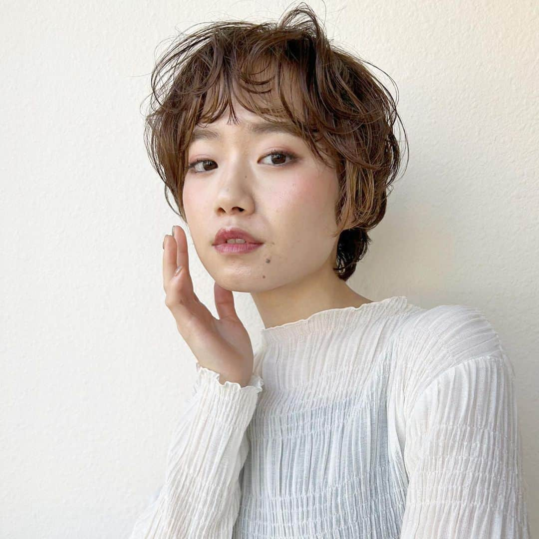 浦和の美容室、美容院｜COVER HAIRカバーヘアーさんのインスタグラム写真 - (浦和の美容室、美容院｜COVER HAIRカバーヘアーInstagram)「. 見て頂きありがとうございます💕 来ていただいたお客様を綺麗にしたい一心で、なりたいデザインにお手伝いさせていただいております✂ . 美容師選びどうやって選んでますか？😳 値段？？なんとなく？？近いから？？ どれも間違えてないと思います！ . . 声を大にして言いたいこと！！ ヘアスタイルで人生は変わります🥺💕 自分に自信がついて、周りに褒められて 仕事や学校で上手くいく、そして笑顔になれるお客様を沢山見させていただきました☺️✂ . 【悩んでる方へ】 ・ボブやショートボブが得意です◎ ・家でもできるスタイリング方法お伝えします◎ ・可愛くします◎ ・広がりを収めます◎ . 【カット】 自分で再現できるカットをしています！ 乾かすだけでもまとまる可愛い💕 お家でスタイリングしやすいを心がけています！ . . @coverhair_official @coverhair_recruit @lupin_1969  . . #美容師 #美容室 #ボブ #ショート #ショートボブ #埼玉 #ショートヘア #切りっぱなしボブ #ボブヘアー #大人ショート #前下がりショート #30代ヘアスタイル #耳掛けショート #埼玉美容室 #ハンサムショート女子 #20代ヘアスタイル #結べるボブ #ボブショート #埼玉美容師 #ハンサムボブ #大宮ショート #浦和ショート #埼玉ボブ #埼玉ショート #埼玉ショートボブ #大宮ボブ #大宮ショートボブ #浦和ボブ #川口ショート #川口ボブ」4月29日 19時00分 - coverhair