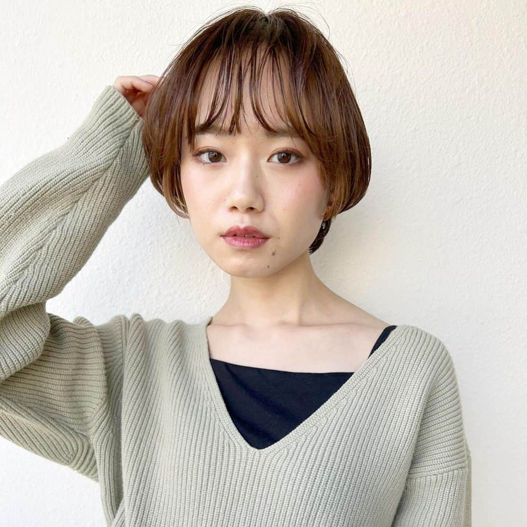 浦和の美容室、美容院｜COVER HAIRカバーヘアーさんのインスタグラム写真 - (浦和の美容室、美容院｜COVER HAIRカバーヘアーInstagram)「. 見て頂きありがとうございます💕 来ていただいたお客様を綺麗にしたい一心で、なりたいデザインにお手伝いさせていただいております✂ . 美容師選びどうやって選んでますか？😳 値段？？なんとなく？？近いから？？ どれも間違えてないと思います！ . . 声を大にして言いたいこと！！ ヘアスタイルで人生は変わります🥺💕 自分に自信がついて、周りに褒められて 仕事や学校で上手くいく、そして笑顔になれるお客様を沢山見させていただきました☺️✂ . 【悩んでる方へ】 ・ボブやショートボブが得意です◎ ・家でもできるスタイリング方法お伝えします◎ ・可愛くします◎ ・広がりを収めます◎ . 【カット】 自分で再現できるカットをしています！ 乾かすだけでもまとまる可愛い💕 お家でスタイリングしやすいを心がけています！ . . @coverhair_official @coverhair_recruit @lupin_1969  . . #美容師 #美容室 #ボブ #ショート #ショートボブ #埼玉 #ショートヘア #切りっぱなしボブ #ボブヘアー #大人ショート #前下がりショート #30代ヘアスタイル #耳掛けショート #埼玉美容室 #ハンサムショート女子 #20代ヘアスタイル #結べるボブ #ボブショート #埼玉美容師 #ハンサムボブ #大宮ショート #浦和ショート #埼玉ボブ #埼玉ショート #埼玉ショートボブ #大宮ボブ #大宮ショートボブ #浦和ボブ #川口ショート #川口ボブ」4月29日 19時00分 - coverhair