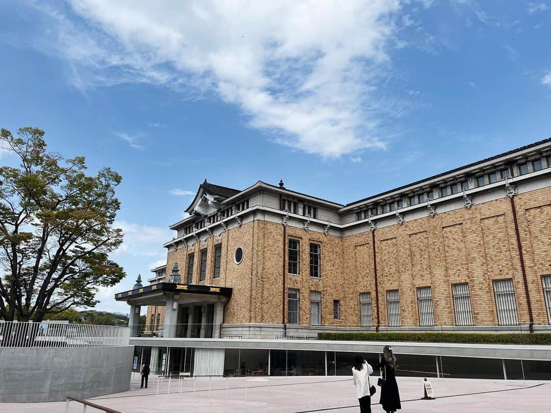 石川文菜さんのインスタグラム写真 - (石川文菜Instagram)「初めて訪れた京都市京セラ美術館🏛  気になっていた【跳躍するつくり手たち：人と自然の未来を見つめるアート、デザイン、テクノロジー】へ。  ご本人も在廊されていて、気付きが増えたのも良かったなぁ🐻 (何よりもインタビュー動画が良過ぎた)  #京都 #ブラックジャイ子 #京都市京セラ美術館 #過去pic」4月20日 14時21分 - bun0404