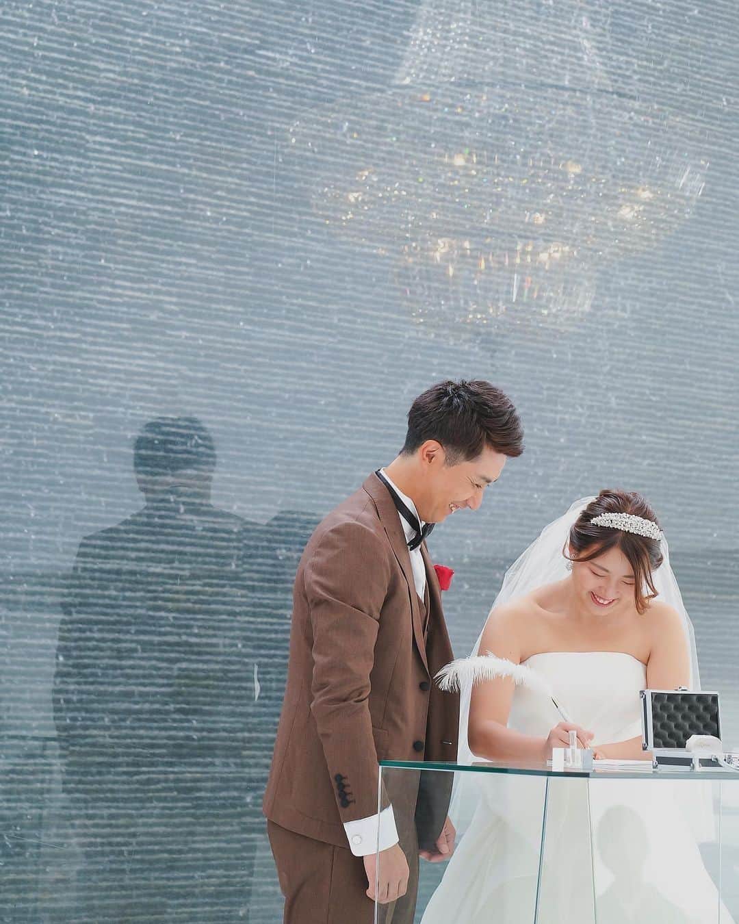 ザ・ピーク プレミアムテラスのインスタグラム：「ふたりが夫婦になった証「証明書」✒️🕊️  @fiorebianca_wedding  @cocon.by.chloriscinq   ............................................................ 【2022年口コミ7年連続受賞】  \ゲスト満足度❤︎鹿児島県No.1/  ▪︎天空からまばゆい光が降り注ぐ 純白のチャペル ▪︎鹿児島中央駅・天文館から近い 鹿児島唯一の好立地 ▪︎完全貸切の空間で 特別感に包まれた心地よい1日を .......................................................... スタッフブログやㅗ 卒花レポート 会場見学 こちらからご覧いただけます♩  ▶︎ @thepeak_wedding トップページURLの 公式HPより、、、❤︎  #鹿児島#鹿児島花嫁 #ザピークプレミアムテラス #2023春婚 #2023夏婚 #2023冬婚 #wedding#ウェディング#家族婚ウェディング #親族婚 #親族結婚式 #少人数婚 #ウエディングブーケ #ナチュラルウエディング #大人ウエディング #花嫁さんの力になりたい #ウエディングフォト #おしゃれウエディング #カメラ #天文館 #コロナ対策 #ドレス迷子 #ブライダルヘア #結婚式アイディア #鹿児島結婚式#鹿児島結婚式場」