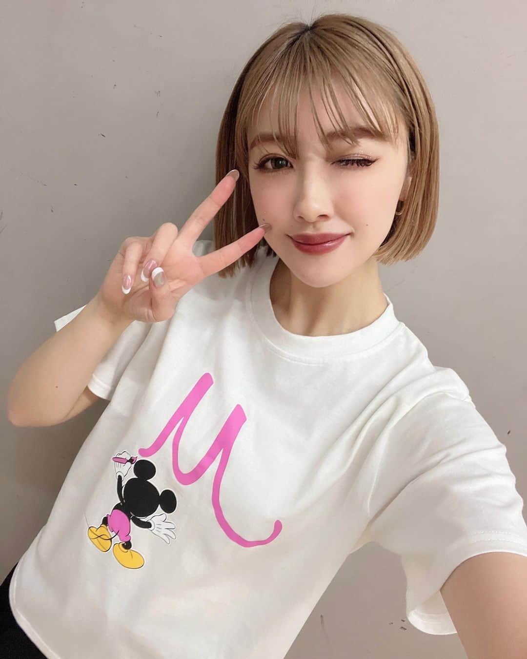 夏焼雅のインスタグラム：「𝑴-𝒍𝒊𝒏𝒆 𝒄𝒍𝒖𝒃 × 𝑯𝒆𝒍𝒍𝒐! 𝑷𝒓𝒐𝒋𝒆𝒄𝒕  𝟐𝟓𝒕𝒉𝑨𝒏𝒏𝒊𝒗𝒆𝒓𝒔𝒂𝒓𝒚🏰✨🤍  M-line club × Hello! Project 25thAnniversaryとディズニー創立100周年を記念して作られた、オリジナルシャツを販売しています💖💖 「M-line club」ロゴの「M」を書いているミッキーマウスが特徴的なここでしか買えない限定Tシャツです✨  White・Blackの2色展開です♡ ̖́-‬ （着用:White）  🎠商品詳細🎠 M-line club オリジナルミッキーマウスTシャツ 5,000 円 (税込) ※希望M-Lineメンバー写真１枚付き  チェックよろしくお願いします🖤」