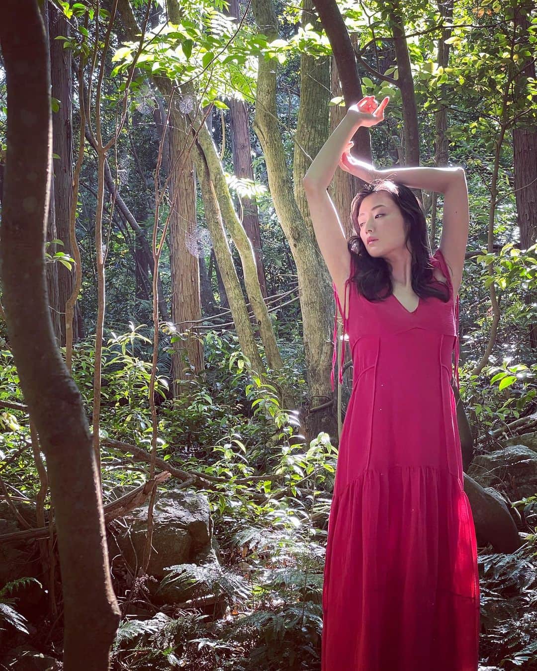 片山萌美のインスタグラム：「🌳🫧  この間 髪が長い頃に撮影した映画の試写に 行ってきたんだけど マネージャーと 髪が長いのもいいね って話してた笑  公開をお楽しみに🫧  #過去pic  #五島列島 #もう一度わたしをみて の時の写真  #moemikatayama」