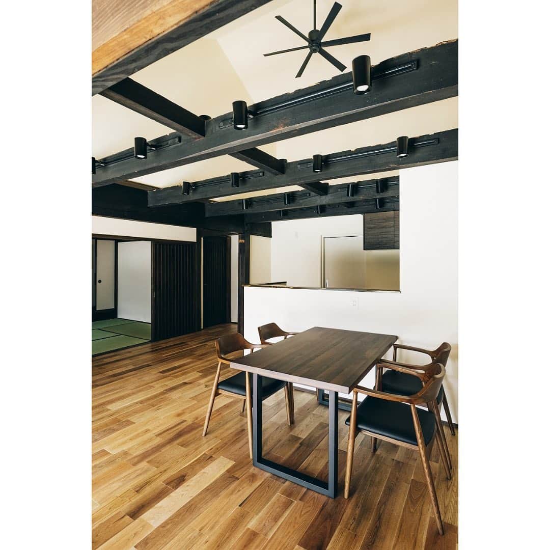 有限会社 稲葉製材住宅のインスタグラム：「#古民家 #リノベーション #リビング #吹抜け #木のある暮らし #稲葉製材住宅  〜〜〜〜〜〜〜〜〜〜〜〜〜〜〜〜〜〜  【熊本の暮らしに寄り添った工務店】 熊本県北を中心に新築、リノベーションを手掛ける工務店です。 家を建てることがゴールではなく、家を建てたあとの暮らしにフォーカス。 一人ひとりが楽しい暮らしを送れる家をご提案することが重要だと考えます。 素材にもこだわり、県産材を使用したりと人と自然に配慮した熊本らしい家づくりをご提案します。」