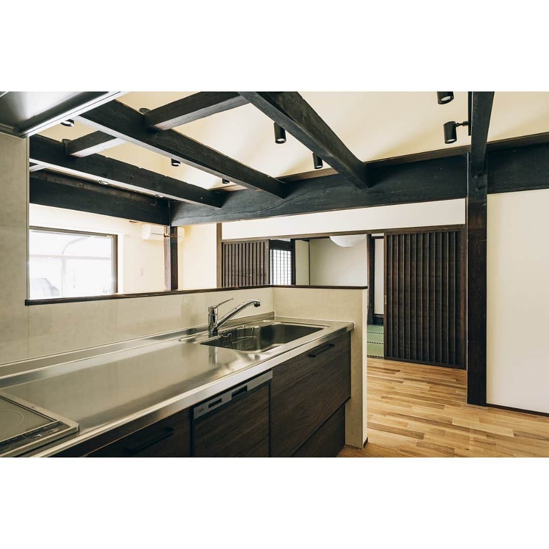 有限会社 稲葉製材住宅のインスタグラム：「#古民家 #リノベーション #キッチン #木のある暮らし #稲葉製材住宅  〜〜〜〜〜〜〜〜〜〜〜〜〜〜〜〜〜〜  【熊本の暮らしに寄り添った工務店】 熊本県北を中心に新築、リノベーションを手掛ける工務店です。 家を建てることがゴールではなく、家を建てたあとの暮らしにフォーカス。 一人ひとりが楽しい暮らしを送れる家をご提案することが重要だと考えます。 素材にもこだわり、県産材を使用したりと人と自然に配慮した熊本らしい家づくりをご提案します。」