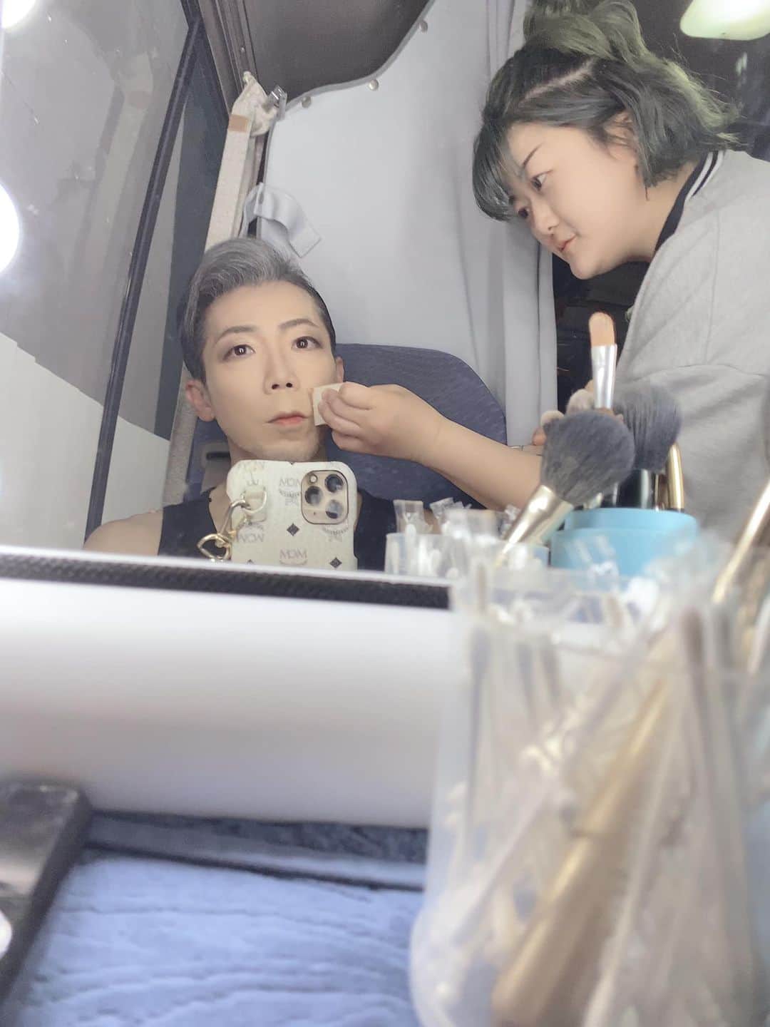 火口秀幸のインスタグラム：「ヘアメイク中 by #nogomi #kanagon」